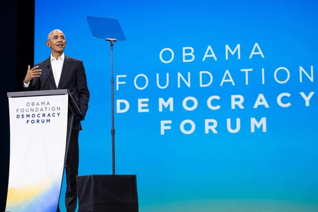 Barack Obamaのインスタグラム：「Today the @ObamaFoundation brought together leaders, activists, and experts from around the world for our #DemocracyForum to discuss everything from rebuilding trust in our institutions, to the challenges and opportunities that come from AI, to the changing ways we consume information.  I also talked about how, when it comes to creating an economic system that supports and sustains our democratic values, we need young leaders to help us think and act anew. I couldn’t be more inspired by the next generation of leaders I’ve met who are creating a more inclusive and equitable society for all.」
