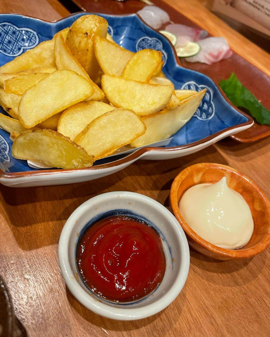 えりぞうさんのインスタグラム写真 - (えりぞうInstagram)「珍しくお茶の水で飲み。 御茶ノ水駅にほど近い、価格帯も使い勝手の良いお店TEN。  @ochanomizuten.0525   一階がオープンカウンターとテーブル 3階・4階は完全個室だそうで、そこそこ キャパが広いお店。デートに、 接待。会食などと 使い勝手がよさそうです  私たちはカウンターに通していただき食事を楽しみました。  和食と日本酒のお店です。 お茶の水はオフィス街なので、 会社帰りの会社員さんがさくっと 寄れる感じですね。  木苺紅茶サワーで乾杯  ○ポテトサラダ こちらの店、小鉢、肴が全て550円 めちゃくちゃリーズナブル。 ポテトサラダもこの値段でとても ボリュームもあり、満足。 この値段なら色々注文して、色々 頂けるのでとても良いと思いました。  ○お刺身盛り合わせ 特上だと本鮪とのどぐろが追加されるようです。今回は普通に上にしました。 かつおのたたき、すずき、かんぱち、 まだい、まぐろが盛られています。 どれも鮮度よくぴかぴか。 鰹のたたきまであるのはうれしい。  ○だし巻き玉子 これも550円はコスパ高し。 分厚いだし巻き玉子が二個。 すぐ出てくるので冷たいだし巻きでしたが それもまたよし。  ○カニクリームコロッケ 今宵のイチオシ！これ一番好きだった！ めちゃくちゃ大きいカニコロがふたつ。 大きい！と思わず言ってしまうほど。 サクサクとあがった衣に とろーりのクリーム餡。 ほくほくであつあつ、 絶対食べて欲しい一品です。  ○鮭ハラス蕎麦つゆ漬け焼き 店員さんがオススメと言うのでオーダー してみました。大きい！ステーキ みたいなデカさのハラスがでてきました。 脂がたっぷりのった ハラスにいい感じに焼かれ焦げつき。 オススメだけあり、めちゃくちゃジューシー。 これはオススメです。  ○鮭といくら親子チャーハン 〆にチャーハン。いくらたっぷり。 たっぷり2-3人前のボリューム。 美味しくて完食  居酒屋さんというより 和食屋さんですね。 日本酒もめちゃくちゃいい品揃えで 日本酒好きさんも満足できると思います。 カウンターでデートも 上の個室で会食、接待にも。  ご馳走さまでした。  ご馳走様でした！  #えりぞうグルメ #prじゃない  #御茶ノ水グルメ #御茶ノ水 #御茶ノ水駅 #御茶ノ水居酒屋 #御茶ノ水ディナー #和食 #和食ディナー #和食ごはん #和食居酒屋 #日本酒好きな人と繋がりたい #日本酒女子 #日本酒バー #日本酒居酒屋 #日本酒好き #日本酒好きと繋がりたい #日本酒スタグラム #日本酒インスタグラマー #居酒屋 #居酒屋グルメ #居酒屋好きな人 #グルメ #グルメスタグラム」11月4日 10時41分 - erizo0012