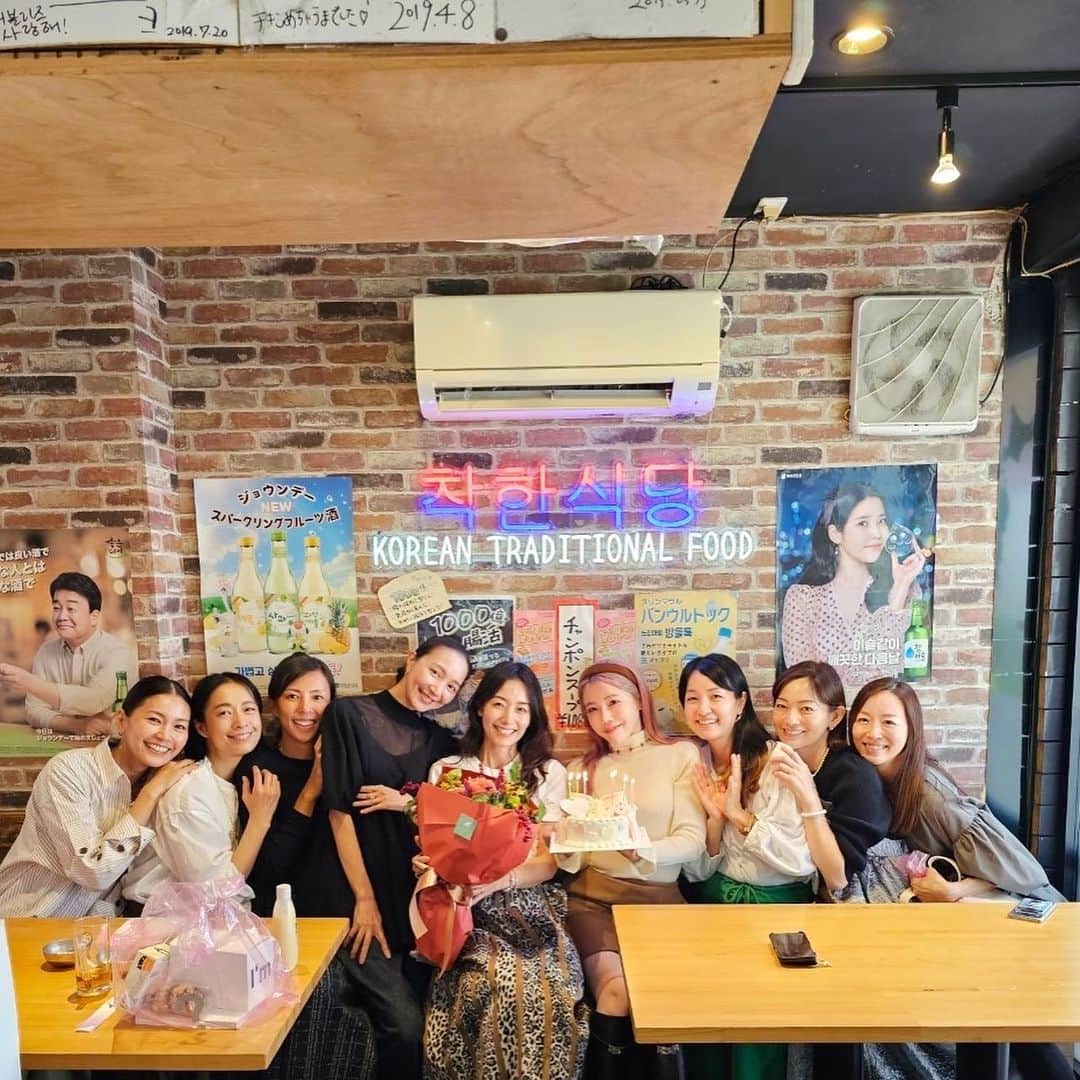 ナオのインスタグラム：「大好きな新大久保で 大好きな優子ちゃんの誕生日お祝い🥂  @yuko_hashimoto8   優子ちゃんおめでとうー！！  なんでそんなに可愛いのさ〜❤️ 優子ちゃんの美は最強。  これからもみんなで歳を重ねる度に笑って過ごそうね^ ^  食後はみんなでお茶もして楽しい誕生会になりました♪  @ayumiayunco  @k.k.nagata  @aikick  @yuko_hashimoto8  @annasumitani  @norihey924  @junsatoidea  @izu_mi76」
