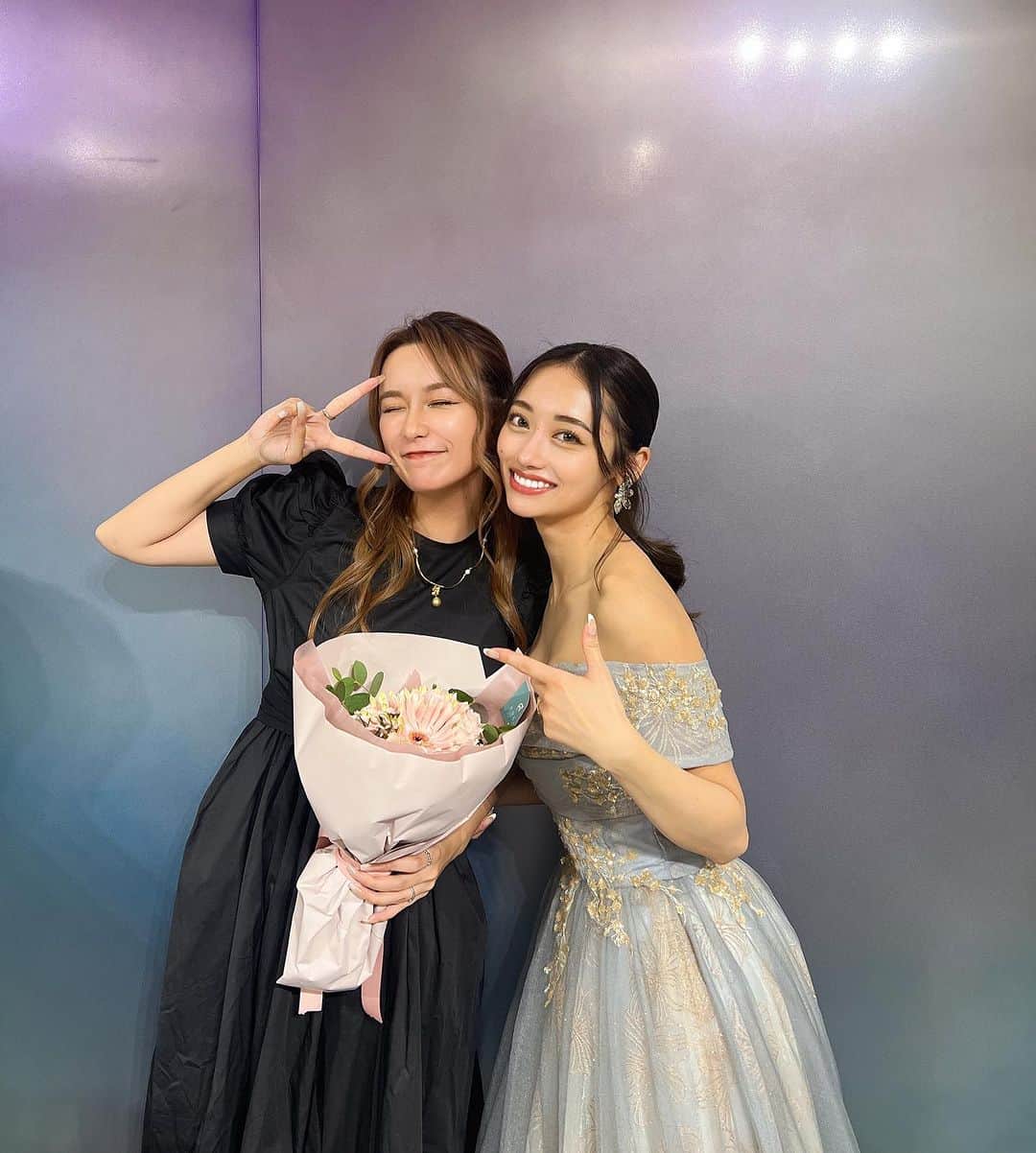和栗汐里さんのインスタグラム写真 - (和栗汐里Instagram)「𝐇𝐚𝐩𝐩𝐲 𝐖𝐞𝐝𝐝𝐢𝐧𝐠💍  昨日11/3は親友の杏理の結婚式💒❤︎‪  こんなに綺麗でかわいくてセクシーな花嫁いるの？ あんりのウェディングドレス姿を思い出して 今でも涙が出るくらい美しかったよ(;_;)！ あんりのオーダーメイドしたこだわりの ウェディングドレス👗素敵過ぎました。  あんりとは17歳の頃、東京で出逢って 同じ事務所に入ったこともあったり アイドル活動も一緒にしたりで いろんな大変なことも支え合って乗り越えてきた仲で 私があんりの住んでた家に転がり込み1年間ほど 一緒に同居してたり、あんりがいたから 辛いと思わず楽しいと頑張れたことがたくさんある🗼 ありがとうあんり♡  時にはぶつかったりあんりを怒らせたり困らせたことも あったけどいつもあんりは笑って許してくれたよね🛸笑 『しぴうける〜』って笑本当に優しいよね。だいすき。笑  あんりとは海外旅行もたっくさん行った♡ 初めての海外旅行はあんりとのロサンゼルス🇺🇲 あんりが頼りがいあり過ぎて不安なことが何も無かった。 あとタイ🇹🇭とフィンランド🇫🇮とダナン🇻🇳と グアム、ラスベガス🇺🇲… あとどこ行ったっけ？w  あんりのメッセージカードにも書いてあったけど 楽しすぎる思い出がありすぎて いろいろ思い出すとニヤけるwww  そんなあんりがかずまくんと出逢ってラブラブなのを見て いつか結婚するんだろうなぁと思ってたけど もぉ〜ついに結婚式〜余韻よ、二人とも素敵すぎたよ〜、。涙 2人の誓いと、愛し合ってる表情、姿を見て 幸せをたくさん分けてもらいました♡  かずまくんの最後の言葉『人は鏡』私も大切にします🪞  改めてあんり、かずまくん結婚おめでとう✩  私もブーケトスゲットできたし💐笑笑 (まじ本気で取りに行ってよかった) あんりとかずまくんおっかけるねぇ！  #しぴあん #結婚式 #おめでとう」11月4日 10時38分 - shipi0520