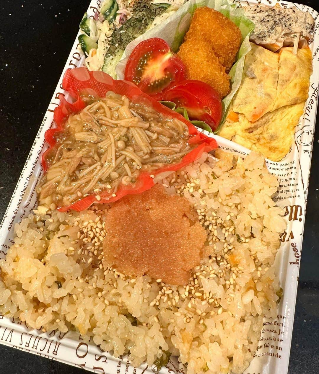 西山茉希さんのインスタグラム写真 - (西山茉希Instagram)「今月末、西山食堂は故郷長岡に出張致します🚩🫡 フライングなご報告。 告知は追って後日🌈  #西山食堂 #日々図工 #お弁当記録🍱  ホッケの日、 思いのほか食材なくてみかんドン🍊。  これもまた思ひ出。」11月4日 10時48分 - maki.nshiyama50