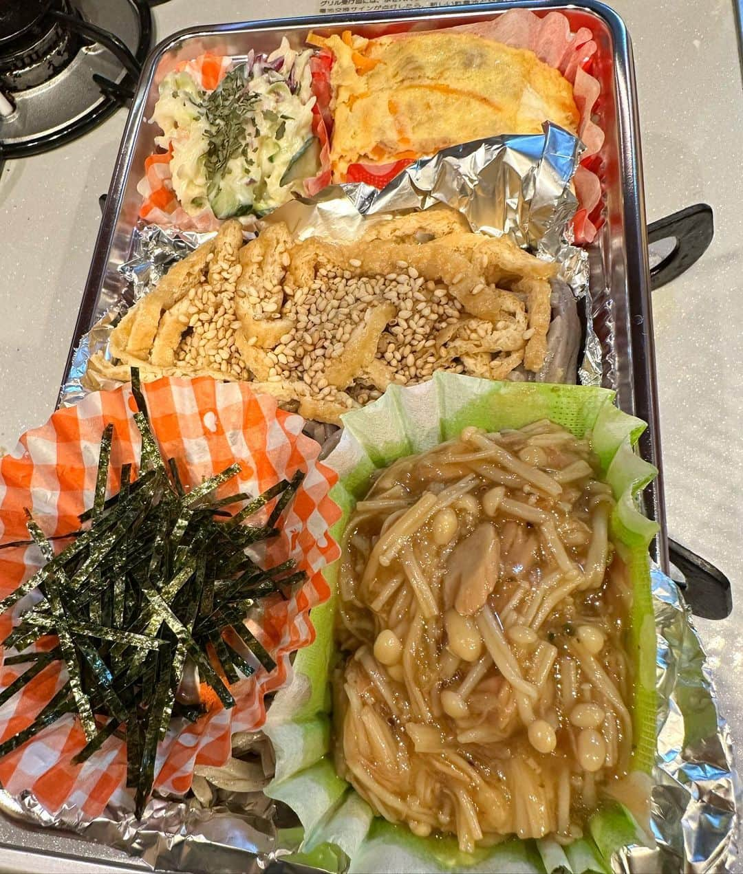 西山茉希さんのインスタグラム写真 - (西山茉希Instagram)「今月末、西山食堂は故郷長岡に出張致します🚩🫡 フライングなご報告。 告知は追って後日🌈  #西山食堂 #日々図工 #お弁当記録🍱  ホッケの日、 思いのほか食材なくてみかんドン🍊。  これもまた思ひ出。」11月4日 10時48分 - maki.nshiyama50