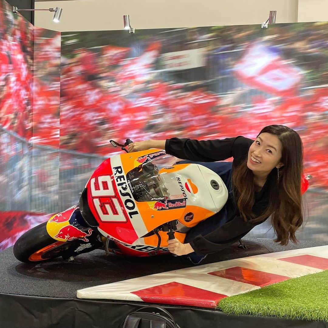 木谷有里のインスタグラム：「バイクに乗ったり、 未来のドライブVR体験をしました😊  アクティブなアトラクションがあったり、 かっこいいステージも沢山あって 未来を見てこの先を想像しながらワクワクした♪  JAPAN MOBILITY SHOW 2023  #japanmobilityshow #ジャパンモビリティショー2023  #jms  #motogp」