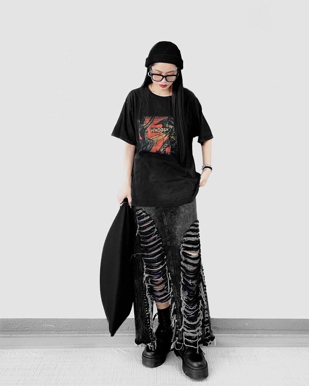 lve_xxxxのインスタグラム：「. . 半袖で家出ました。 羽織り忘れました。  帰りやばいかな？ ま、大丈夫やろ！！！  11月の投稿感、皆無 これにレザーJKを着たいんですけど？  ああ、着たい服が暑くて 着れないん激しくストレス😫  (己の体感温度問題だけどな爆  #wear更新  .」