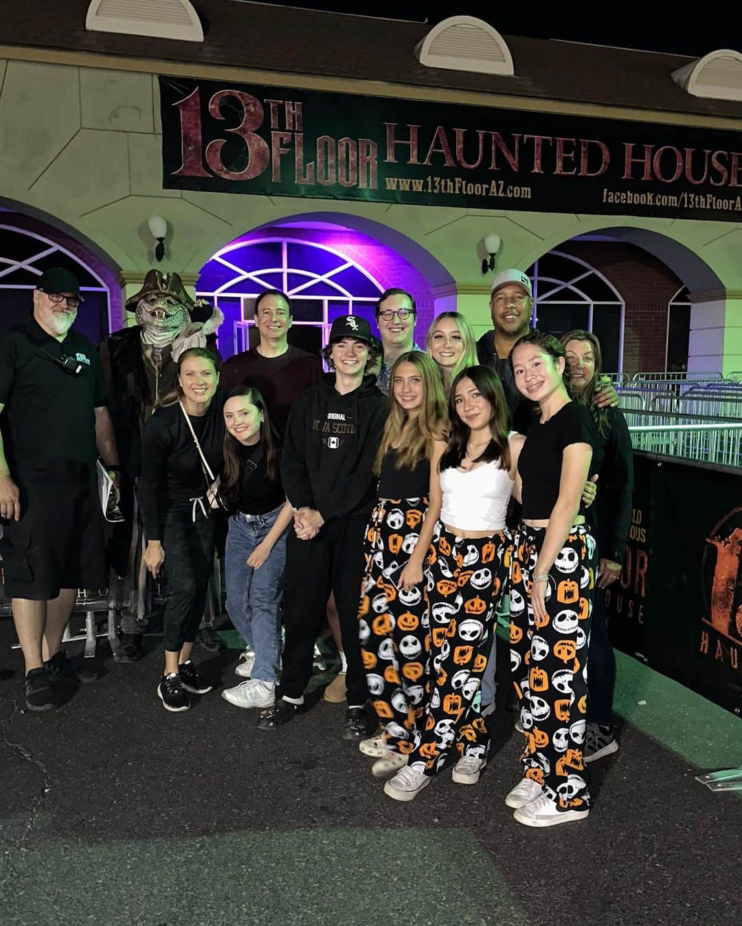 ジャクソン・ロバート・スコットのインスタグラム：「Had an amazing time at the 13th Floor! Annual tradition! The jump scares never disappoint!!! Thank you so much for the memories! Open this weekend! Happy belated Halloween! 🙏🤡💀🧡👻#hauntedhouse #13thfloor」