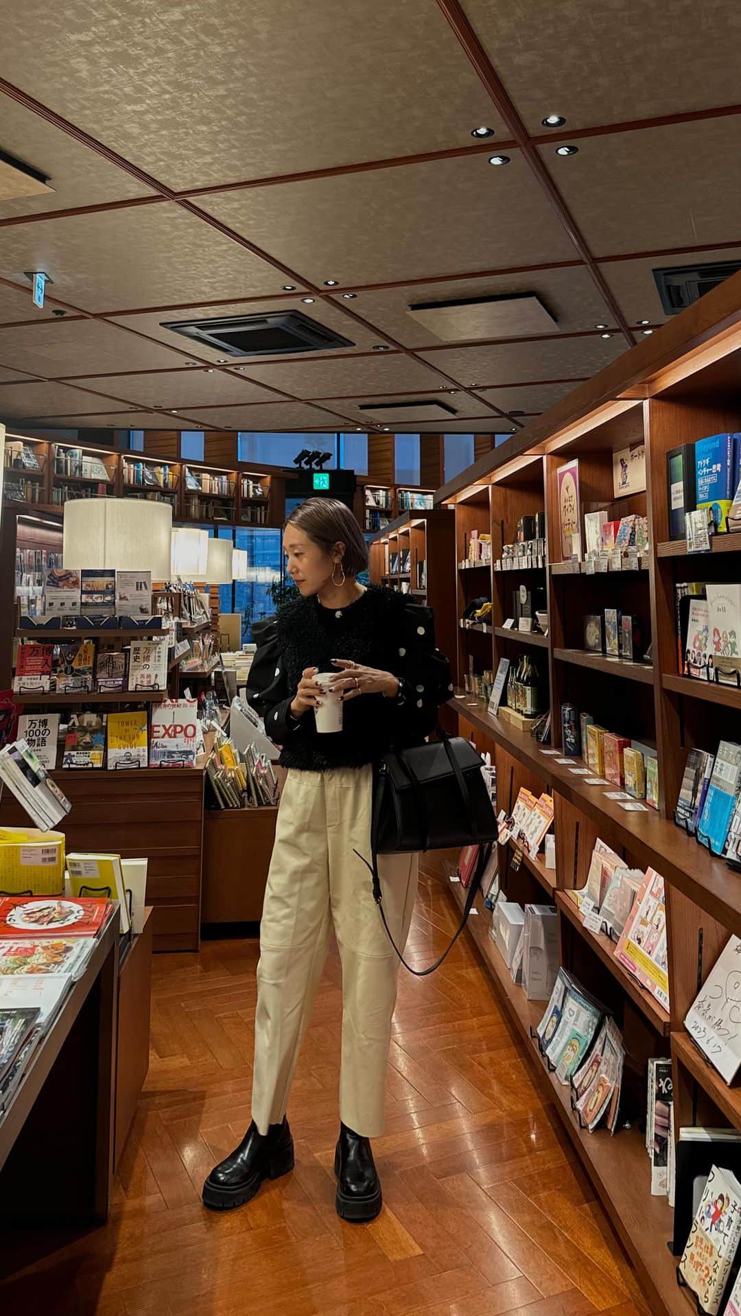 のインスタグラム：「book ＆ Cafe   この日は 久しぶりに @__miki__  と  ランチ🍽した日☕️  本日  ファーベスト 再販してます🖤  ストーリー URL には 24時間限定  最安値クーポン を発行してもらったので、 ぜひ使って下さい🐑 🖤  tops @_hyeon_jp best @amely × #みくえり @miiikunkun @911erika bottom @machatt_ bag @xnihilo.jp  #ファーベスト#amely#エミリー」