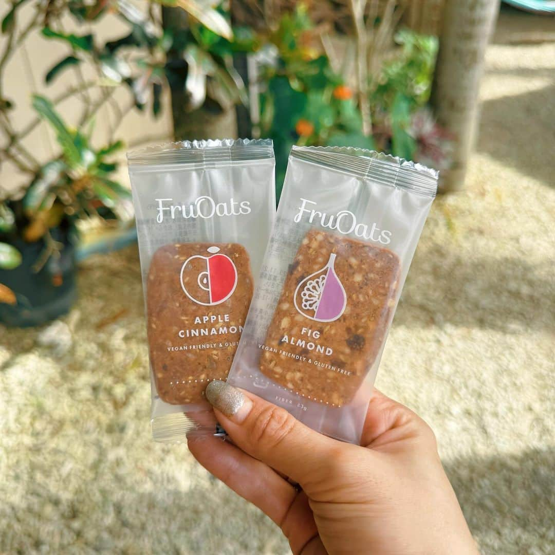 はなざわあさこのインスタグラム：「@fruoats_official  最近忙しい朝はこれ☀️ グルテンフリークッキー🍪フルオーツ🌱 お菓子の日本大会代表中山シェフ監修で、 味もザクザク食感も美味しいのに、 水溶性と不溶性の食物繊維が3枚でバナナ9本分も取れちゃう スーパービーガンクッキー🍌 オートミール、チアシード、アマニ、おから、ドライフルーツで出来ていて↓↓↓ 保存量不使用☀︎人工甘味料不使用☀︎香料不使用☀︎小麦粉不使用☀︎動物性素材不使用☀︎白砂糖不使用 って凄くない？？ 食べて綺麗になるクッキーなのです✨✨✨ 案件ではないけれど、オススメ〜🎯 今日はイチジクアーモンドとアップルシナモンたべました🍎☕️  #フルオーツ #fruoats #オートミール #ビーガンクッキー #食物繊維 #美容女子 #腸内環境 #ヴィーガン認証取得 #ドライフルーツ #オススメクッキー」