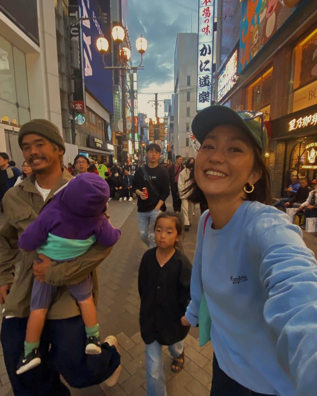 堀舞紀のインスタグラム：「🧆🧆🥢  #大阪 弾丸ツアー せっかくなので 道頓堀でタコ焼き🧆🥢 食べ比べ。  とにかく人が凄くて🥺  活気と賑わいと人情と🌀 が渦巻く大阪。  パワフルで暖かくて😌❤️  美味しかった🙄🥢❤️  ベビーカーは持ってくるべきだったな💦と後悔したけど、 本当に楽しくてもっとゆっくり 滞在してみたいな🫣  って  また行こうとしてる人←  🙄🙄🙄  自分の運転で行けるかな〜  #大阪旅行記 #大阪観光  #家族旅行」