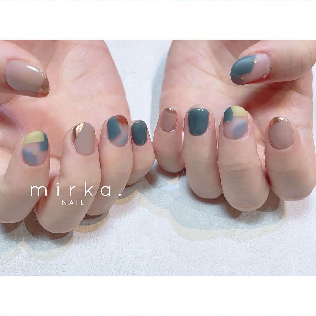 mirka. NAIL(ミルカネイル)さんのインスタグラム写真 - (mirka. NAIL(ミルカネイル)Instagram)「⁡ ⁡ retro 𓅿 ⁡ ⁡ ⁡ ⁡ レトロなイメージでおまかせいただきました！ ⁡ モノトーンなど色合わせを変えてもかわいいです◯ ⁡ ⁡ #mirkaおまかせネイル …………………………………………………………… ⁡ ご予約、お問い合わせは LINE ID⇒ @mirka.nail (@含む)まで。 ⁡ ご新規様はハイライトの「ご案内」と「ご予約方法」を必ずお読みいただいてからご予約くださいますようお願いいたします。 空き状況や詳細はLINEの投稿からご確認ください。 ⁡ ⁡ ⁡ ⁡ #mirkanail#nails#nail#nailart#naildesign #ショートネイル#ネイルアート#ネイルデザイン#ネイル#大人ネイル#シンプルネイル#オフィスネイル#ニュアンスネイル#ナチュラルネイル#カジュアルネイル#ショートネイルデザイン#美甲#秋ネイル#秋ネイル2023 #プライベートサロン#プライベートネイルサロン#東京ネイルサロン#東京ネイル#江東区ネイルサロン#森下#清澄白河 ⁡#レトロネイル」11月4日 10時48分 - mirka.nail