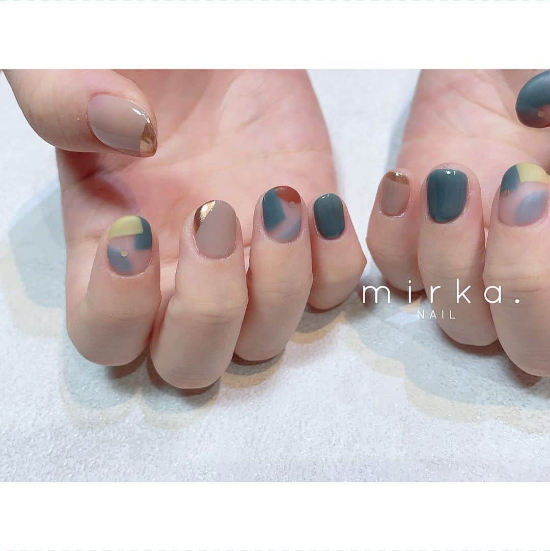 mirka. NAIL(ミルカネイル)のインスタグラム：「⁡ ⁡ retro 𓅿 ⁡ ⁡ ⁡ ⁡ レトロなイメージでおまかせいただきました！ ⁡ モノトーンなど色合わせを変えてもかわいいです◯ ⁡ ⁡ #mirkaおまかせネイル …………………………………………………………… ⁡ ご予約、お問い合わせは LINE ID⇒ @mirka.nail (@含む)まで。 ⁡ ご新規様はハイライトの「ご案内」と「ご予約方法」を必ずお読みいただいてからご予約くださいますようお願いいたします。 空き状況や詳細はLINEの投稿からご確認ください。 ⁡ ⁡ ⁡ ⁡ #mirkanail#nails#nail#nailart#naildesign #ショートネイル#ネイルアート#ネイルデザイン#ネイル#大人ネイル#シンプルネイル#オフィスネイル#ニュアンスネイル#ナチュラルネイル#カジュアルネイル#ショートネイルデザイン#美甲#秋ネイル#秋ネイル2023 #プライベートサロン#プライベートネイルサロン#東京ネイルサロン#東京ネイル#江東区ネイルサロン#森下#清澄白河 ⁡#レトロネイル」