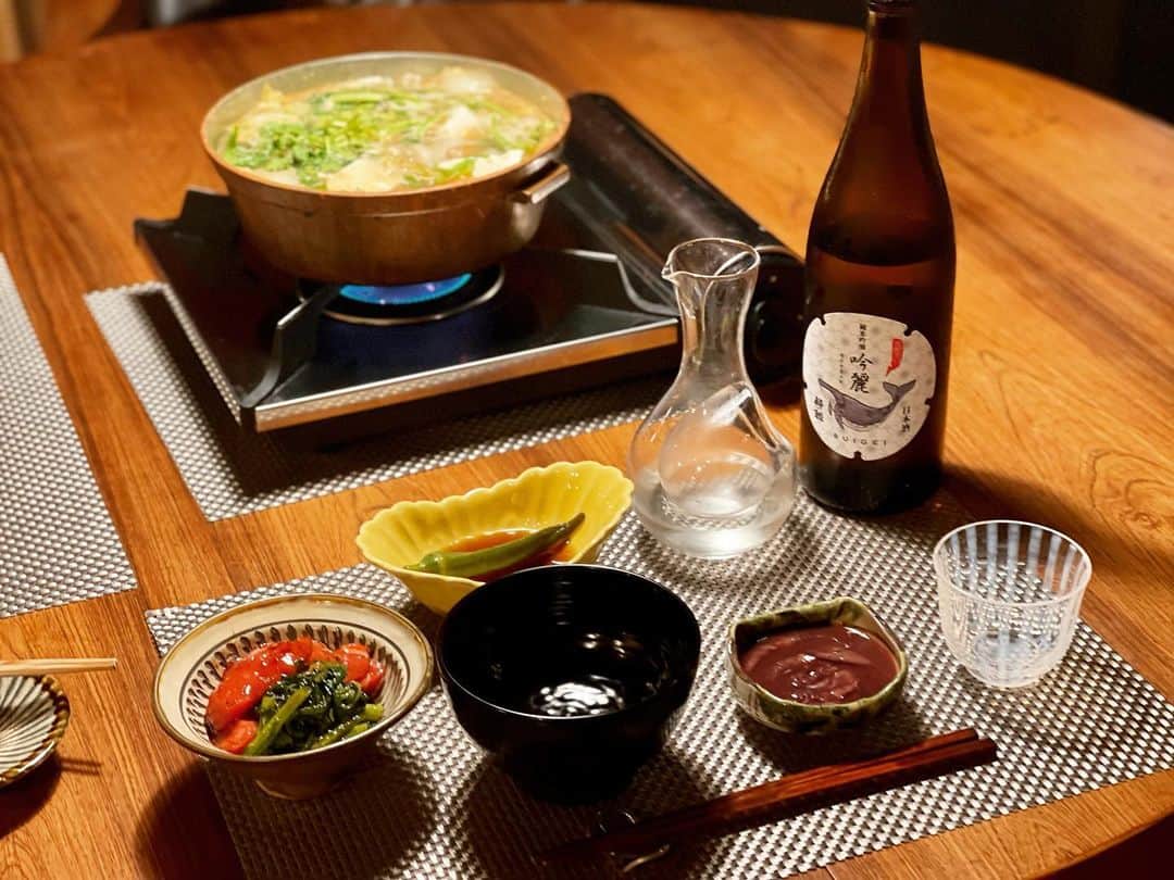 のインスタグラム：「きのうの晩は、あんこう鍋。 お味噌と味醂、お酒、おろし生姜、お醤油、だしの味で、あん肝を煎り伸ばしてベースをつくりました。 白菜が水分を出してくれて、長葱、あんこうを入れて煮ます。お豆腐をそのあと入れて、最後に投入したクレソンがアクセントになります。 生姜はお好みですね。柚子でも。一合の酔鯨とともに。 つまみはマグロ赤身と春菊のオリーブ芥子醤油和え、ホタルイカ沖漬け、お出汁につけて冷やしたオクラ。 最後はサッと茹でた中華麺を入れて、溶き卵と胡麻油少々で中華風の〆にしました。  朝ごはんは、焼き鮭、いくら、根菜と高野豆腐の炊き合わせ、春菊おひたし。 脂ののっているところや皮を先に白いごはんでいただいてから、残りはお出汁をかけて茶漬けにしていただきます。 この木の器は軽井沢のがらんどうさんで求めたもの。よく手に馴染みます。お茶漬けにも、おかき入れにも。 魚の器と箸は松本の蔵町にある民藝の器セレクトショップで。菊の花型は京都の高台寺中谷さん。箸置きは北陸の錫の工芸品を友人から誕生日にといただいたもの。 コメントでお尋ねのあったお味噌は、信州上田蔵町通りの味噌専門店武田さんにて。いくつかのお味噌を使い分けますが、きのうときょうはこちら。」