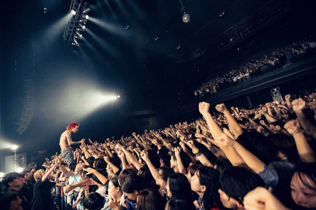 橋本学さんのインスタグラム写真 - (橋本学Instagram)「写真 @ayumu10.18  2023/11/02 (Thu) Zepp Osaka Bayside ハルカミライ 「ヨーロー劇場TOUR 2023」 対バンはDISH// 異色なツーマン。でも混ざりまくってて良きでござあした🔥」11月4日 10時56分 - nippon_no_manabu