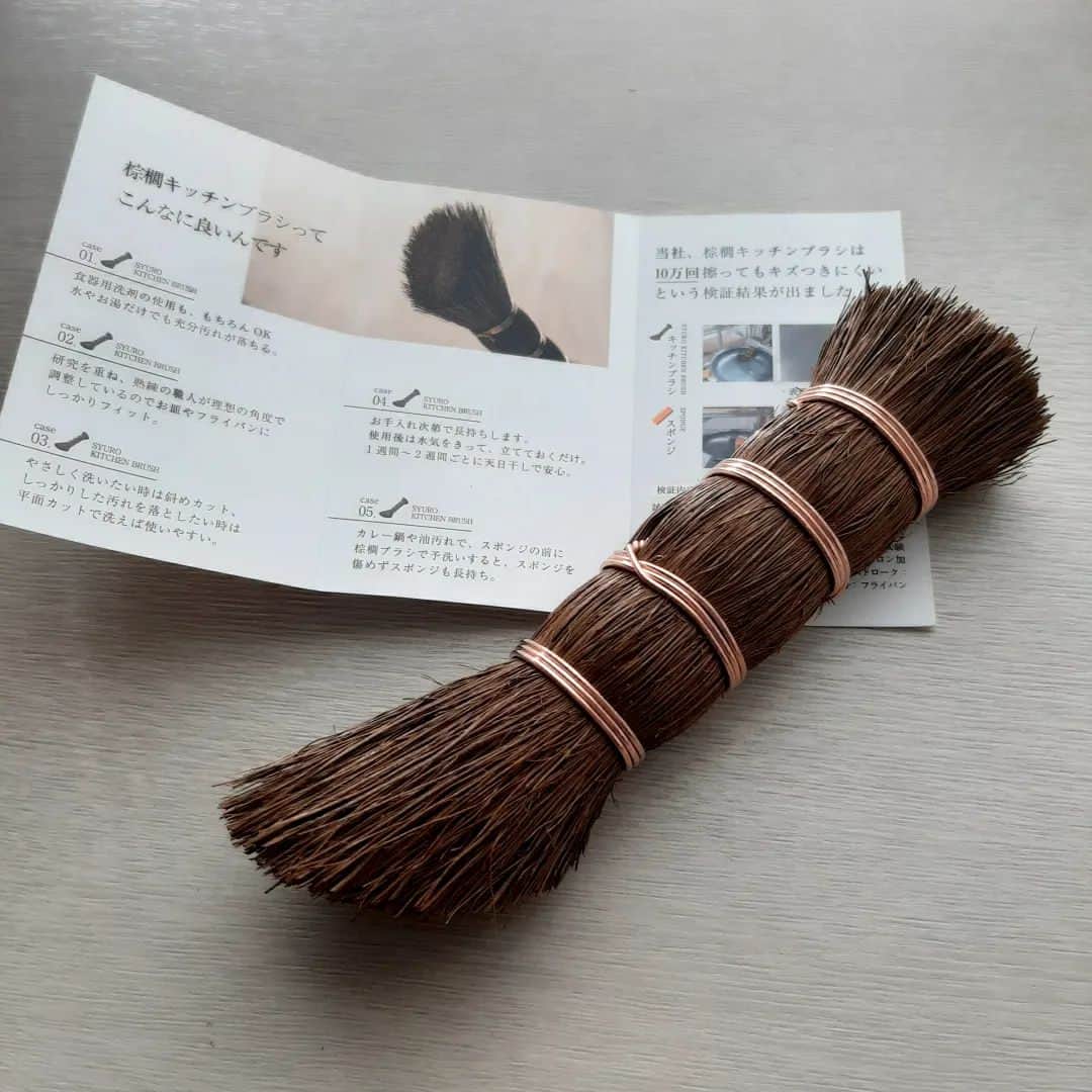 藤原宏美（ひろみん）さんのインスタグラム写真 - (藤原宏美（ひろみん）Instagram)「これ、なぁんだ？  使ってみたかった 話題のキッチンブラシ❤️  和歌山県海南市の 日本伝統の棕櫚帚の職人が作った 「Broom Craft」のもの😊  しっかりしていて、 フライパンの油汚れに めちゃめちゃ役立っています🎵  #先端が斜めカット面は油汚れに最適 #頑固な汚れは平カット面 #使い分けられる職人の技  先に油汚れを取っちゃえば、 さっとスポンジで磨くだけで楽チン😊  シンク回りのお掃除用にも　 もうひとつ欲しいなぁ☺️  PR @broomcraft1178  #深海産業 #棕櫚キッチンブラシ #キッチンブラシ #キッチン用品 #キッチン掃除 #キッチン掃除用品 #家事 #掃除 #職人技」11月4日 11時07分 - hiromint7