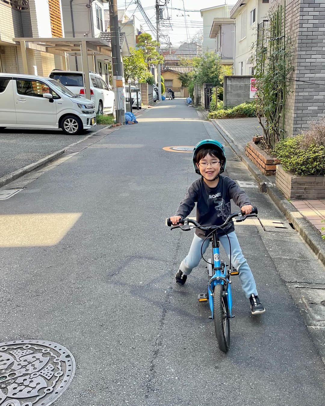 鈴木リカルドのインスタグラム：「2023.11.03🚲自転車記念日  大きな笑顔で「成功〜」と言ってる姿が脳裏に焼き付いた、その諦めない姿勢、困難を乗り越える感覚忘れないで欲しい、私もこの小さな生き物に大きな刺激を受けました☺️」