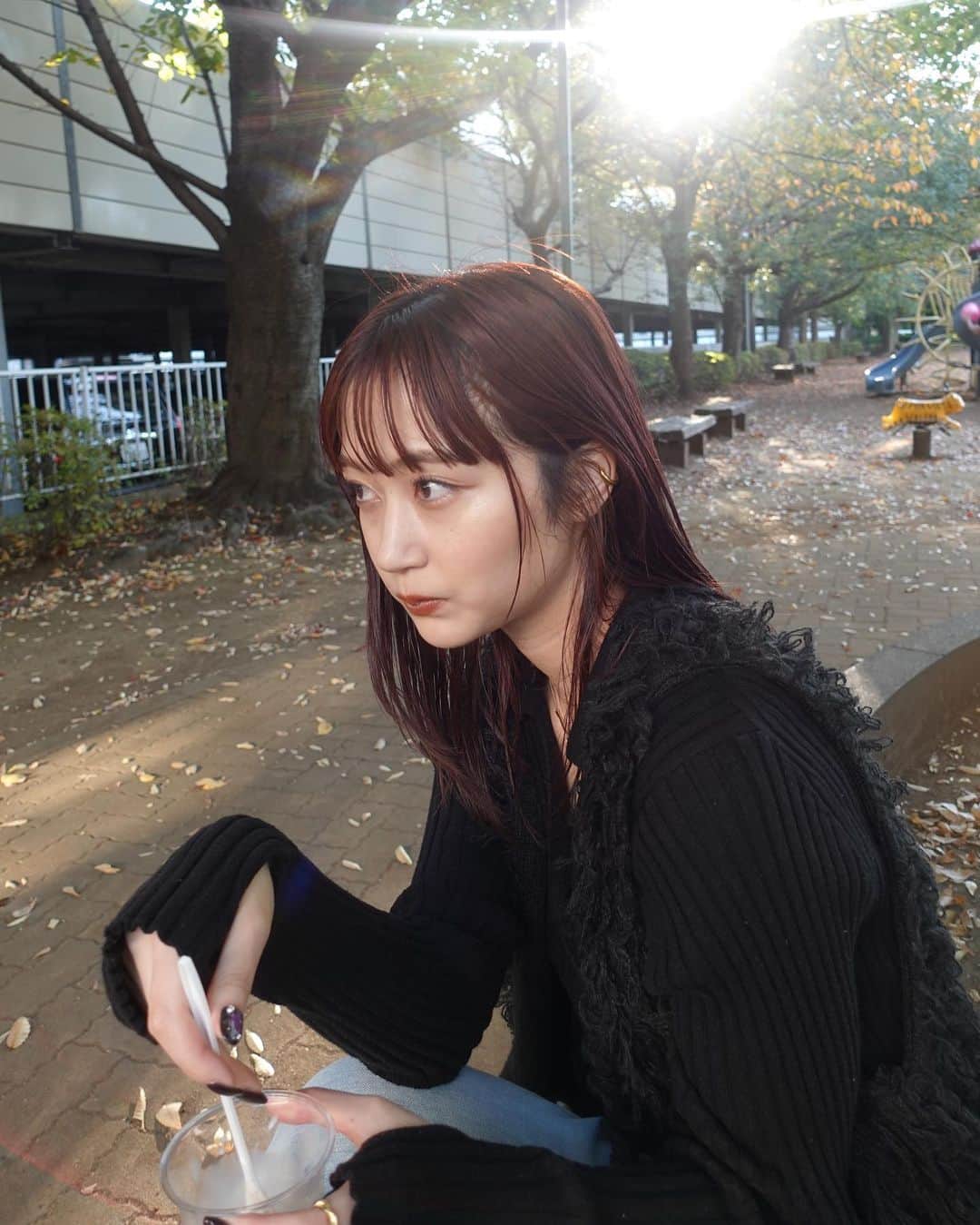 涼佳さんのインスタグラム写真 - (涼佳Instagram)「紅葉の季節🍁  コンビニで色々買って 公園行ってプチピクニック🍙 子どもたちがたくさんいていろんな声が聞こえて ほのぼのした幸せな休日でした♡」11月4日 10時59分 - _ryoka_870