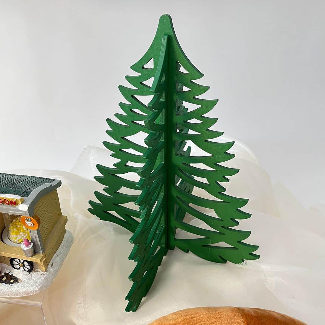 Flying Tiger Japanさんのインスタグラム写真 - (Flying Tiger JapanInstagram)「ずっと飾っておきたくなるようなクリスマス・デコレーション 🌟🎁  クラシックなクリスマスの魅惑的な世界に浸りましょう。 時代を超えた伝統的なデザインで、 ヒュッゲな（居心地の良い）空間に🎄 サンタさんを長く待たせることもありません🎅🏻  シンプル。それでいて、あたたかく。 つまり、北欧テイスト。 2枚のプレートを組み立てて。 ほら、ツリー。北欧のツリー。 ほら、ツリー。わたしのツリー。  雪だよ。降るよ。 頭と帽子、そのあいだに。 雪だよ。降るよ。 罰ゲームじゃないよ。楽しんでるよ。 クリスマスのスノードーム。 ありきたりのようで、ありきたりではなく。  ※在庫状況は各店舗で異なります。詳しくはお近くの店舗にお問い合わせください。  #フライングタイガー #flyingtiger #北欧 #北欧インテリア #北欧デザイン #北欧雑貨 #デンマーク  #hygge #クリスマス #Christmas #ホリデーシーズン #クリスマスデコレーション #クリスマスパーティー #クリスマス装飾 #サンタ #ニッセ #クリスマスプレゼント #キャンドル #スノードーム #オーナメント #クリスマスツリー」11月4日 11時00分 - flyingtigerjp
