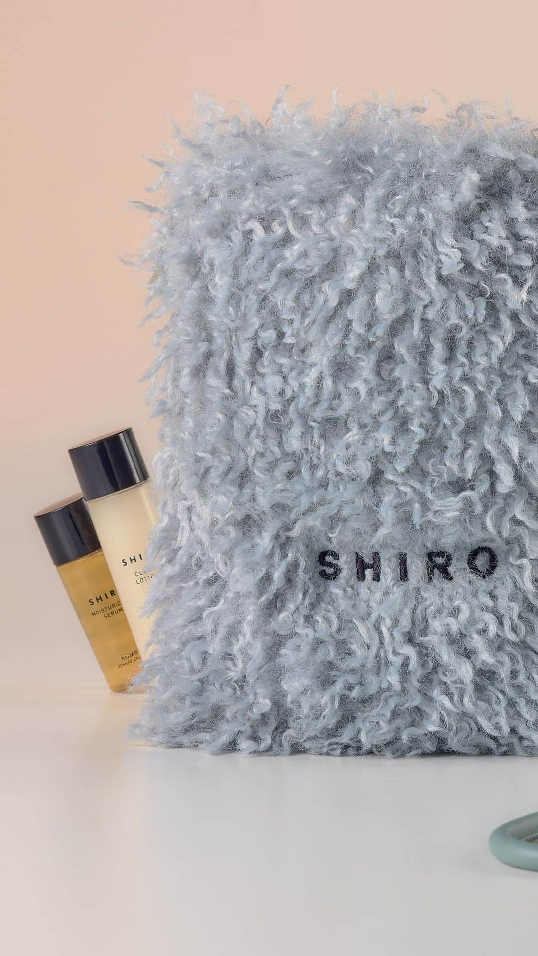 shiroのインスタグラム：「【11/6(月)発売 SHIRO Dears Collection 2023】第2弾 ホリデーセット 人気の香りを楽しみながら、ホリデーに向けた肌支度が整う『ホリデーセット』が数量限定で登場します。 身につけた瞬間にハッピーなオーラを纏えるショルダーポーチとあわせて、SHIRO SKINCAREのベストセラーや、このコレクションだけの限定アイテムなど全7製品をラインナップ。ご旅行のお供としても活躍する『ホリデーセット』が特別な思い出に寄り添えますように。  ────────────────── ■SHIRO Dears Collection 2023 第2弾 限定セット『ホリデーセット』（全7製品）11,000円（税込） 【セット内容】 ・がごめ昆布美容液 20mL ・SMOKED LEATHER ファブリックミスト 30mL ・サボン シャンプー 48mL ・サボン コンディショナー 45g ・FREESIA MIST ヘアバーム 16g ・酒かす米ぬか化粧水 30mL ・ホワイトムスク オードパルファン 10mL  11/6（月）公式オンラインストア（午前10時）、全国直営店舗にて一般発売 ────────────────── #SHIRO #SHIROdearscollection2023 #ホリデーセット #ホリデー」