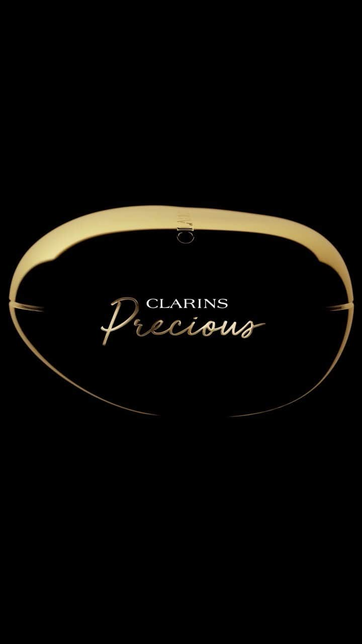 Clarins Méxicoのインスタグラム：「Cuando conozcas los resultados que tiene Precious en tu piel, vas a querer tener TODAAAAAAA la colección. 🖤 Podrás encontrar desde el set de rutina completa hasta contorno de ojos, loción, suero y crema. De verdad se volverán tus favoritos desde la primera aplicación. Encuéntralos en nuestra tienda en línea o en Liverpool Insurgentes, Liverpool MTY y Palacio Polanco.  . . . . #skincare #lifting #hidratación #healthyskin #selfcare #skincareproducts #beautycare #instabeauty #makeup #belleza #cuidadodelapiel #ClarinsPrecious #Lanzamiento #New #skincare」