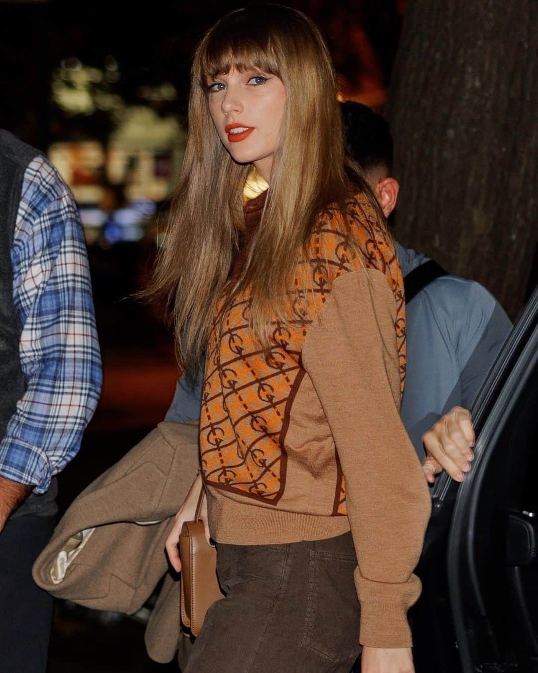 Just Jaredさんのインスタグラム写真 - (Just JaredInstagram)「Taylor Swift looked stylish in autumn attire as she headed out for dinner on Friday night in New York City. Check out JustJared.com for more photos! #TaylorSwift Photos: Backgrid」11月4日 11時02分 - justjared