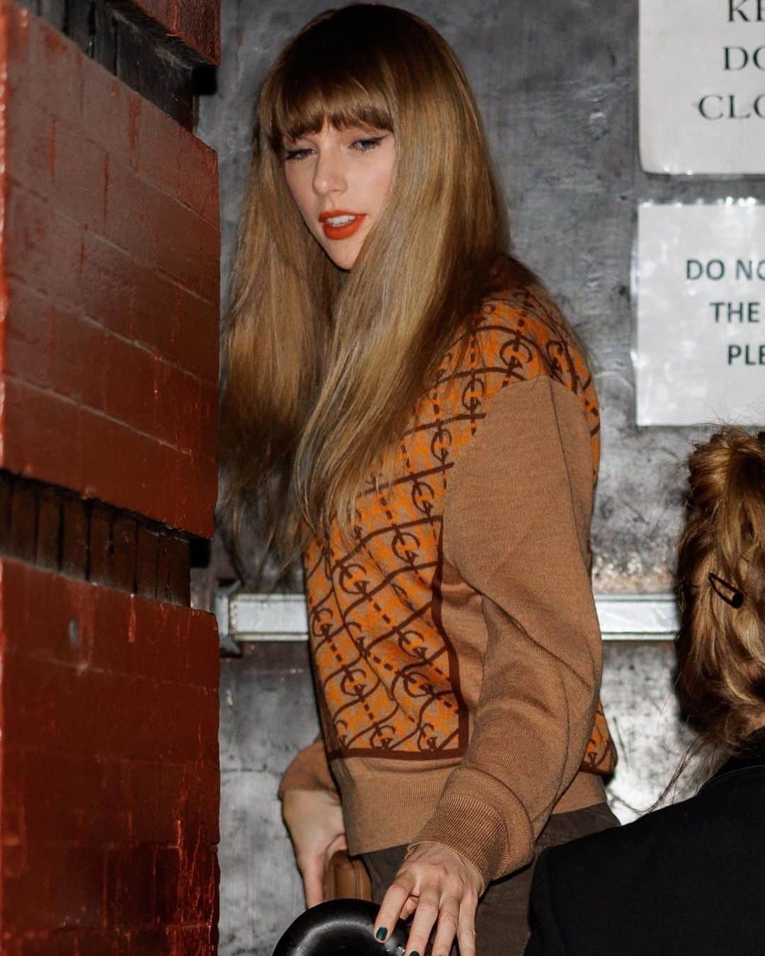 Just Jaredさんのインスタグラム写真 - (Just JaredInstagram)「Taylor Swift looked stylish in autumn attire as she headed out for dinner on Friday night in New York City. Check out JustJared.com for more photos! #TaylorSwift Photos: Backgrid」11月4日 11時02分 - justjared