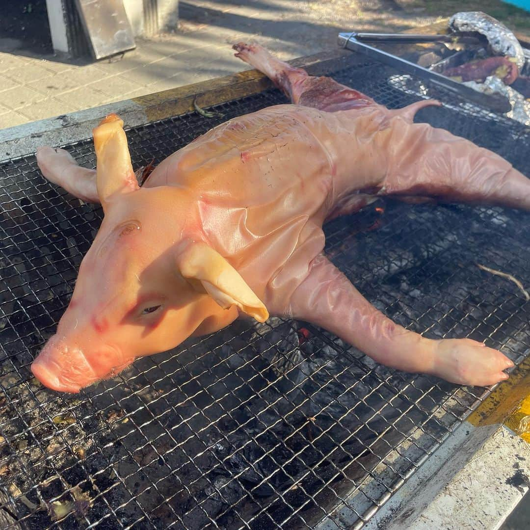 けんじるのインスタグラム：「先日  丸焼きにしました。  #BBQ #芋煮 #サウナ #アウトドア」