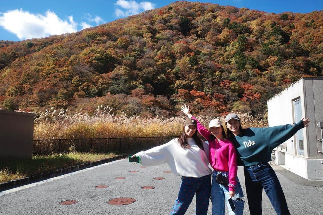 青山あみさんのインスタグラム写真 - (青山あみInstagram)「大好き姉妹との１泊２日の旅✨🍂🍁 辿り着いた先は、予想してなかった景色が広がっていて 自然のpowerに心も身体もフル充電！！！🌏✨✨ 最高〜♡って何回言ったやろう。。  #refresh  #山梨」11月4日 11時15分 - aoam____i