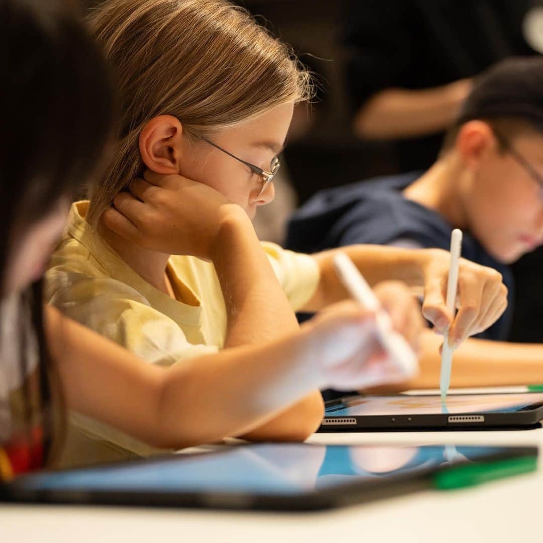 GINZA SONY PARK PROJECTさんのインスタグラム写真 - (GINZA SONY PARK PROJECTInstagram)「【Digest of workshop by Masanobu Hiraoka】  Masanobu Hiraoka held a "Picture Piecing Animation" workshop for children on Saturday, October 28. After being taught how to create animation, participants first worked individually. Instantly, all children had mastered the use of digital tablets and creative applications, and created animations that progressively changed the shape of the alphabet into an animation, or changed the picture from one keyword to another. In the latter half of the workshop, participants created an animation together by changing and connecting pictures in turn based on their own inspirations from the pictures they had drawn in association with the keywords. The creativity of the children was stimulated by Mr. Hiraoka's works and demonstrations, and with a high level of concentration, they created wonderful animations rich in individuality, which were enjoyed by everyone, with comments such as " It was fun!” and "I want to draw more!”  平岡政展さんによる「絵つなぎアニメーション」ワークショップが開催されました！ クリエイティビティの刺激と高い集中力で個性豊かなアニメーションがたくさん生まれ、参加いただいたお子様からは「楽しかった！」「もっと描きたい！」という声をいただきました。  #MANGAinNY  @masanobuhiraoka #MasanobuHiraoka #平岡政展  #NewYork #Manga #マンガ #漫画 #Comic #animation #アニメーション #Art #Technology #アート #テクノロジー #GinzaSonyParkProject #GinzaSonyPark #SonyPark #Sony」11月4日 11時09分 - ginzasonypark