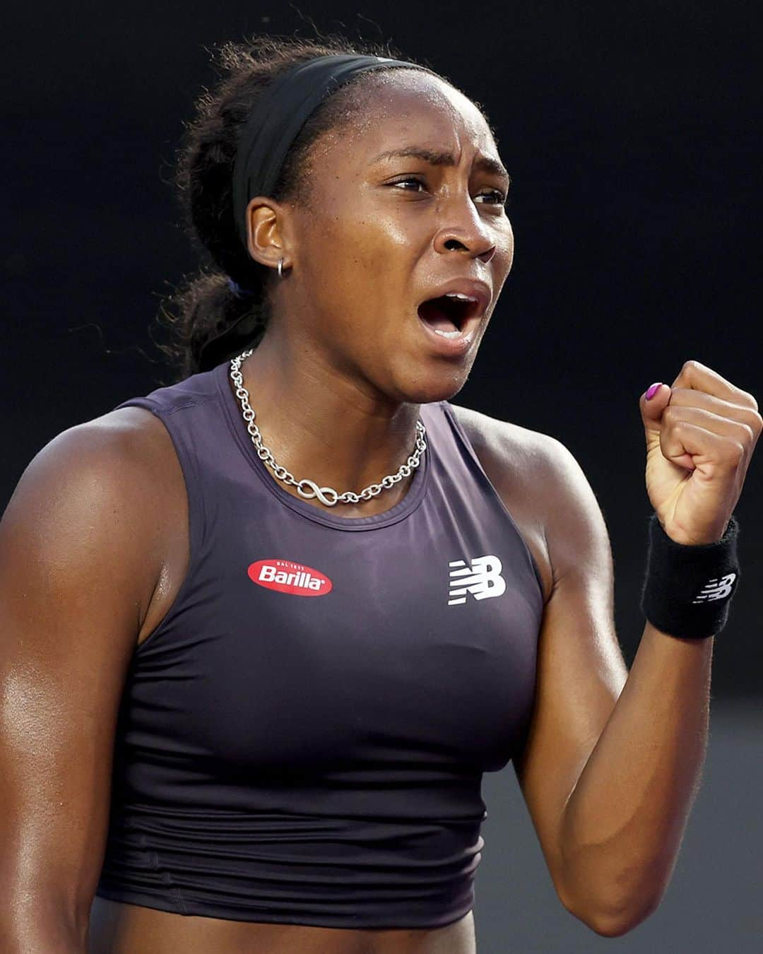 WTA（女子テニス協会）のインスタグラム：「That’s a BIG win 🙌   @cocogauff advances to the semifinals with a thrilling 5-7, 7-6(4), 6-3 comeback over Vondrousova.  #WTAFinals #GNPSegurosWTAFinalsCancun」