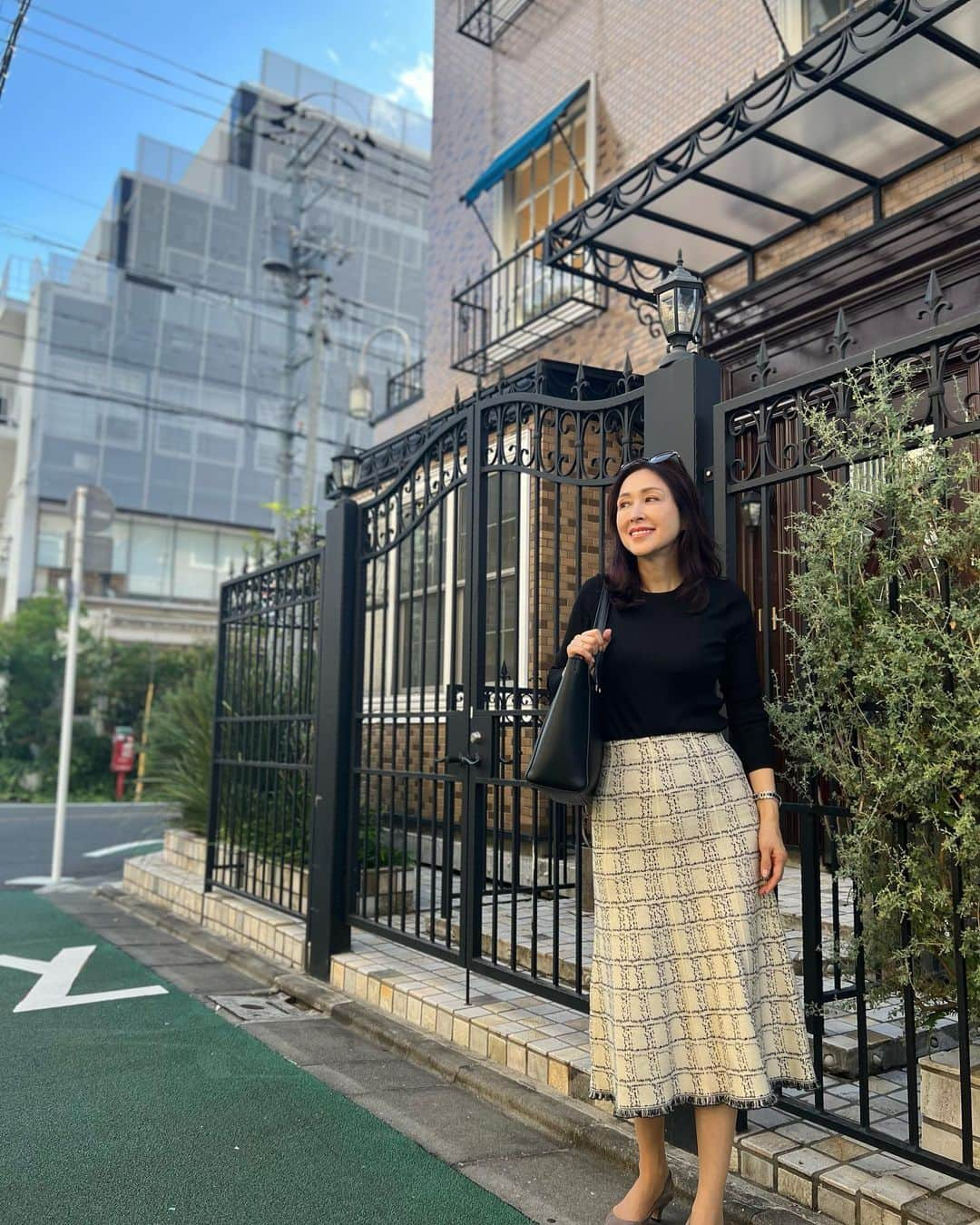 藤田陽子のインスタグラム：「連休の初日はお仕事でした  もうすぐタイのバイヤーさんが来日するし、インドへでのお仕事も来年から始まるから♪  海外とのお仕事、楽しみ  日本にいると、何となく日本の中で完結しちゃいそうで… 人生の後半は、たくさん海外との繋がりを持ちたいな〜  @yoko.fujita.official  @define_beauty_japan  @definebeautyjapan   #お仕事 #お仕事コーデ #海外好き #海外好きな人と繋がりたい #楽しい #楽しいこと #アラフィフ #アラフィフコーデ #インド #タイ」