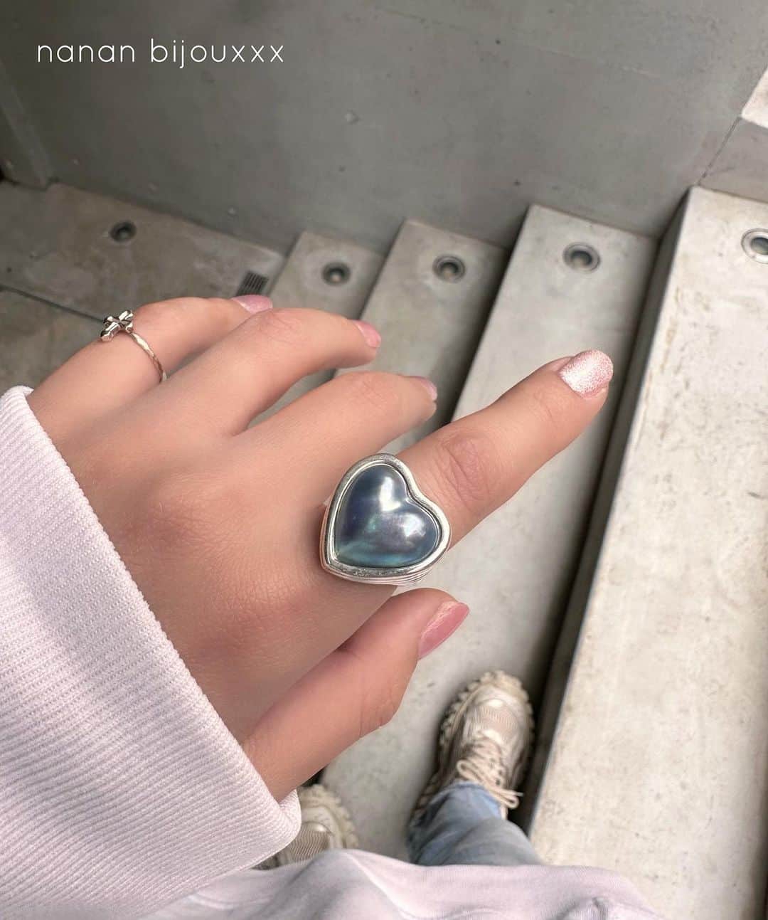内田奈々のインスタグラム：「いよいよ明日♡ Heart mabe pearl ring 1日限りの直営店限定、先行受注会です！ ⁡ 先行はリングのみ。 その他は11/10 〜Webshopに掲載となります🩵 ⁡ 明日、お会いできるのを楽しみにしています😊 営業時間は12〜17時です。 ご来店お待ちしております！ ＿＿＿＿＿＿＿＿＿＿＿＿＿＿＿ 直営店は2023年5月1日から不定期営業になります。 ハイライトに営業日記載あり ⁡ お問い合わせ専用公式LINE @ nananbijouxxx (@マークを入れて検索) ※InstagramのDMでのお問い合わせは承っておりません。 #nananbijouxxx」