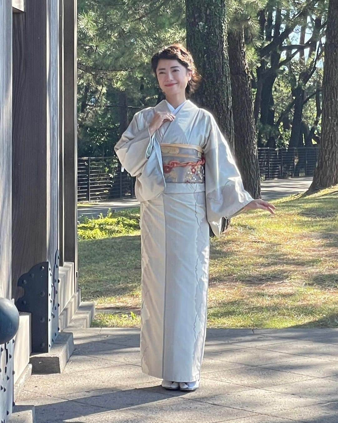 小川夏果さんのインスタグラム写真 - (小川夏果Instagram)「【第72回おはら祭】昭和24年から始まる、毎年11月2日・3日に天文館周辺で行われる南九州最大のおはら祭に参加してきました。 鹿児島を代表する民謡「おはら節」や「鹿児島ハンヤ節」「渋谷音頭」にあわせて練り踊る「総踊り」を中心に、様々な催しが行われ、天文館一帯がにぎわいました。 去年よりもだいぶ上手くなったような気がします😆  「おごじょ」は鹿児島の方言で「女性」を指し、勇ましく美しい薩摩おごじょの太鼓と笛の演奏が鳴り響きました✨❤️‍🔥  明日11/5はいぶすき映画祭に参加します🎬  #鹿児島 #おはら祭り #民謡 #おはら節 #踊り #みんなで  #大島紬 #着物 #着物女子  #japanesetraditional #japaneseculture #japanese #japan #danceworld  #kimono #kimonostyle #girls」11月4日 11時13分 - ogawanachu