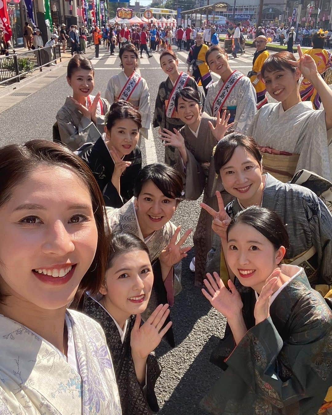 小川夏果さんのインスタグラム写真 - (小川夏果Instagram)「【第72回おはら祭】昭和24年から始まる、毎年11月2日・3日に天文館周辺で行われる南九州最大のおはら祭に参加してきました。 鹿児島を代表する民謡「おはら節」や「鹿児島ハンヤ節」「渋谷音頭」にあわせて練り踊る「総踊り」を中心に、様々な催しが行われ、天文館一帯がにぎわいました。 去年よりもだいぶ上手くなったような気がします😆  「おごじょ」は鹿児島の方言で「女性」を指し、勇ましく美しい薩摩おごじょの太鼓と笛の演奏が鳴り響きました✨❤️‍🔥  明日11/5はいぶすき映画祭に参加します🎬  #鹿児島 #おはら祭り #民謡 #おはら節 #踊り #みんなで  #大島紬 #着物 #着物女子  #japanesetraditional #japaneseculture #japanese #japan #danceworld  #kimono #kimonostyle #girls」11月4日 11時13分 - ogawanachu