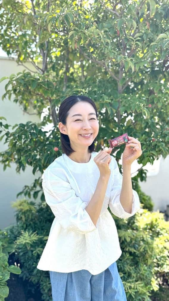 安堂サオリのインスタグラム：「#PR #キットカット 健康を意識した、カカオ72%の「キットカット」が9月に発売。  @kitkat_Japan_official  ハイカカオなのに甘すぎない、その秘密はウエハース。 カカオ72%でウエハースの入った製品は「キットカット」だけ。 苦すぎずほど良いビター感。 美味しい♡ こんなチョコレートを待っていた♫ まさに私たち世代の「キットカット」。 スギ薬局で売っていますよ。  #カカオ72」