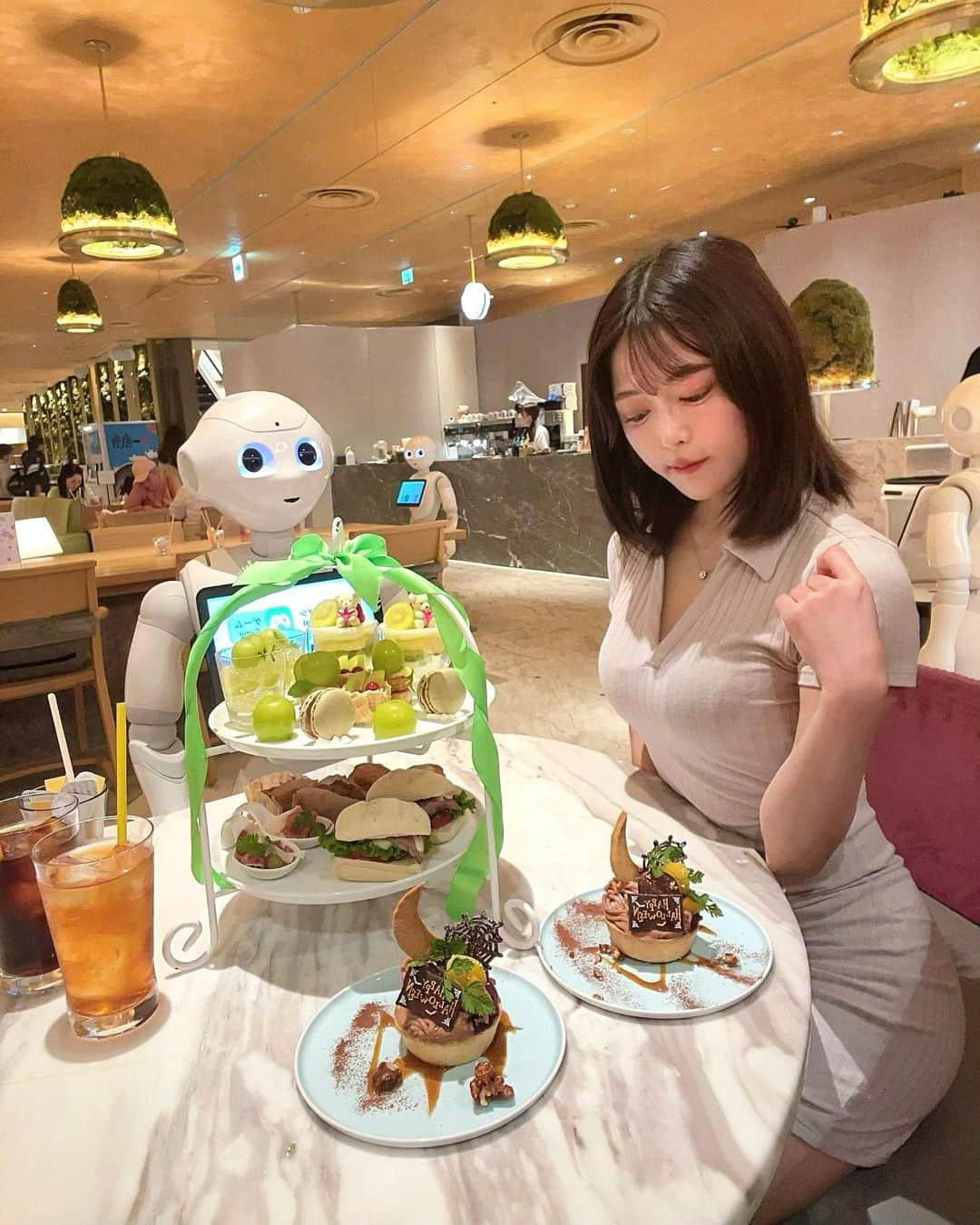 AYUNAのインスタグラム：「ハロウィンシーズンのときのペッパーパーラー👻✨🤖✨🎃  相変わらず店内の居心地が良くてアフヌンはやっぱり美味しかったぁ🥰🍀  PR @pepperparlor #ヌン活 #アフタヌーンティ #渋谷グルメ巡り #渋谷スイーツ #シャインマスカット #ハロウィン #pepperparlor #渋谷グルメ」