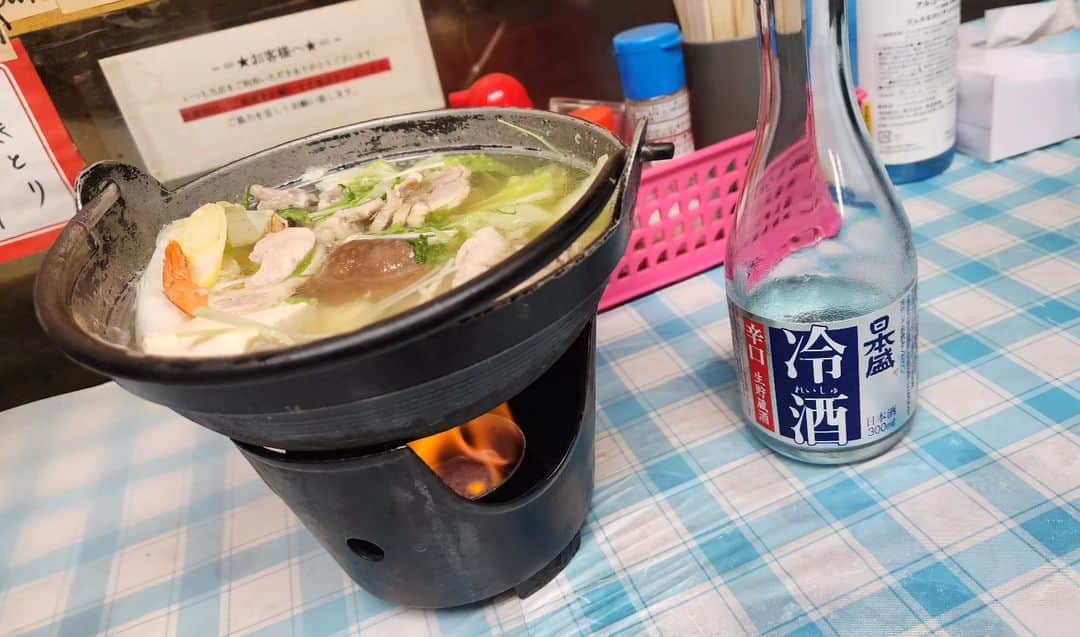 ケニチのインスタグラム：「そろそろ鍋が美味しい季節❗熱い鍋に冷酒と温度の変化を楽しみながら呑む🍶 #鍋　#日本酒」