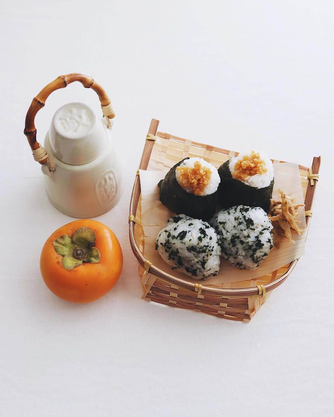 樋口正樹のインスタグラム：「Onigiri 🍙  お昼ご飯は２種のおにぎりで、 手前はしそわかめの混ぜご飯、 奥のはぶっかけおかず生姜で、 脇にかりっとわかさぎ添えて、 あと柿１個と汽車土瓶にお茶😋  ３枚目の写真が材料で使った ご飯がススム３品で、どれも 先日お伺いした調布パルコ店 北野エース池月店長推しの品👍 @kitanoace  . #おにぎり #しそわかめ #ぶっかけおかず生姜 #かりっとわかさぎ #調布パルコ #北野エース #onigiri #onigiriaction #kitanoace #pr」