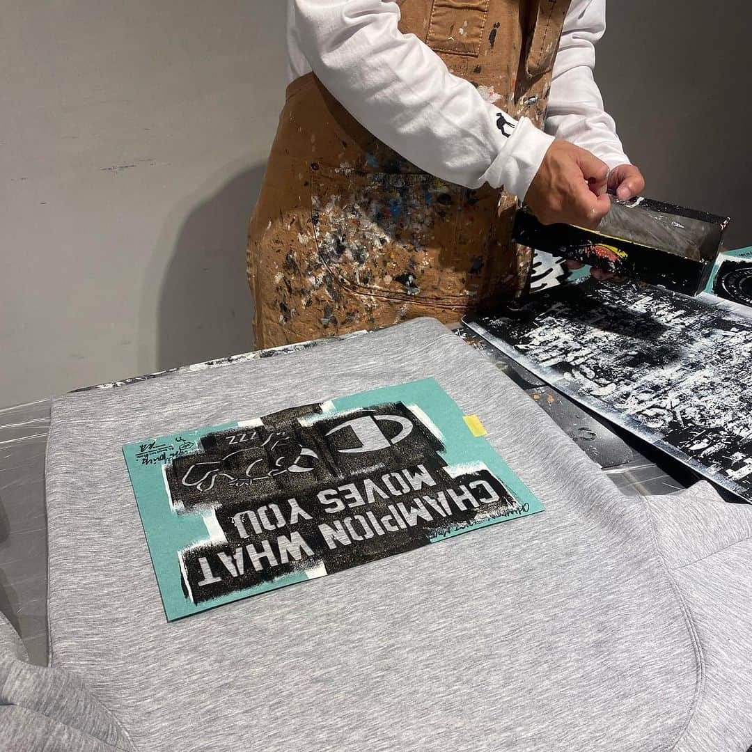 DJ HALさんのインスタグラム写真 - (DJ HALInstagram)「CHAMPION A BETTER TOMORROW  ステンシルアーティスト ”ILA. STENCIL SERVICE  ”守矢努氏 @tsutomu_moriya  @champion_japan   お気に入りのスポーツウェアーをアップデートしてもらいました👍🏾 守矢さんのバイブスがしっかり入りました🔥 作品が出来る瞬間のワクワクって良いですね😆 ありがとうございました🙏🏾 モチベーション⤴️  #champion #ART #PR」11月4日 11時25分 - djhal