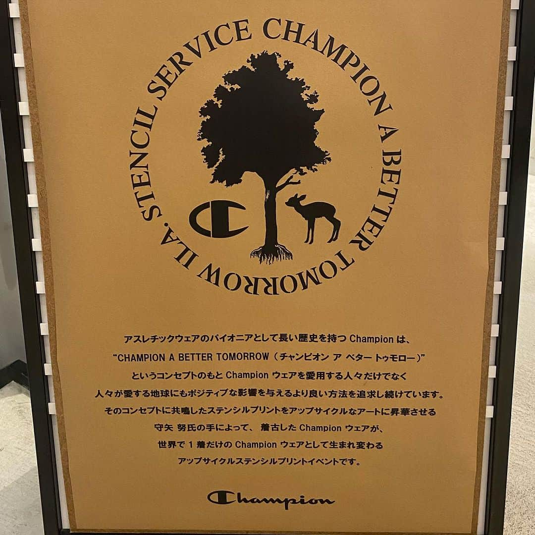 DJ HALさんのインスタグラム写真 - (DJ HALInstagram)「CHAMPION A BETTER TOMORROW  ステンシルアーティスト ”ILA. STENCIL SERVICE  ”守矢努氏 @tsutomu_moriya  @champion_japan   お気に入りのスポーツウェアーをアップデートしてもらいました👍🏾 守矢さんのバイブスがしっかり入りました🔥 作品が出来る瞬間のワクワクって良いですね😆 ありがとうございました🙏🏾 モチベーション⤴️  #champion #ART #PR」11月4日 11時25分 - djhal