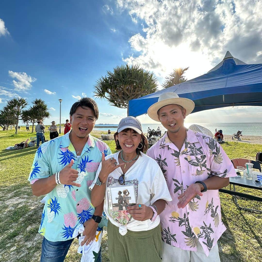 田中律子さんのインスタグラム写真 - (田中律子Instagram)「『CHURAUMI SUPRUN byプロラボ琉球』🏄🌞🌴 @estheprolabo_okinawa   ライブは、5th Elementsの2人　@5th_elements_official が会場を盛り上げてくれて、最後は私も一緒に、オジー自慢のオリオンビールを歌い🎤みんなであっり乾杯🍺してボルテージは最高潮⤴️  5thの2人は、CD💿の売り上げの一部をサンゴの保護に寄付もしてくれてます🤩ホントにいつもありがとう🧡🙏  はー、しかし今思い出しても楽しかったなぁ🤣ホントにありがとーございました🙌🏼  #churaumisuprun2023  #suprun #estheprolabo  #5thelements  #オジー自慢のオリオンビール  #あっり乾杯  #みんなありがとう」11月4日 11時33分 - ri2kotanaka