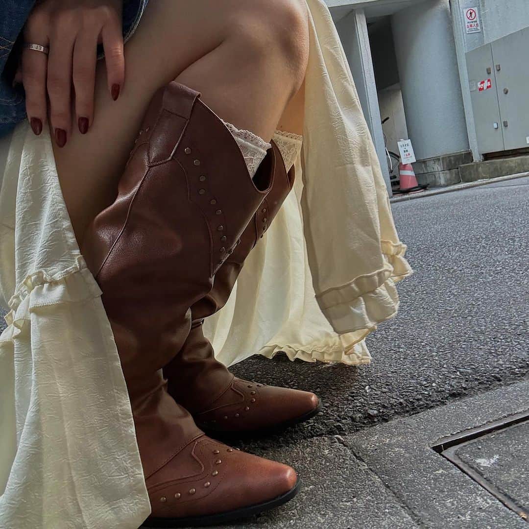 のインスタグラム：「今日20:00 @maeve_official_ 発売のboots🤠 今年らしいカフになってるのがポイントです🫶  沢山お問い合わせ頂いていたのに遅くなりました、、 予約注文なので無くなり次第終了します！ので、お早めに😭  店舗でも24.5cmのサイズのみご試着出来るので ぜひお待ちしてます🫶DM下さい！」