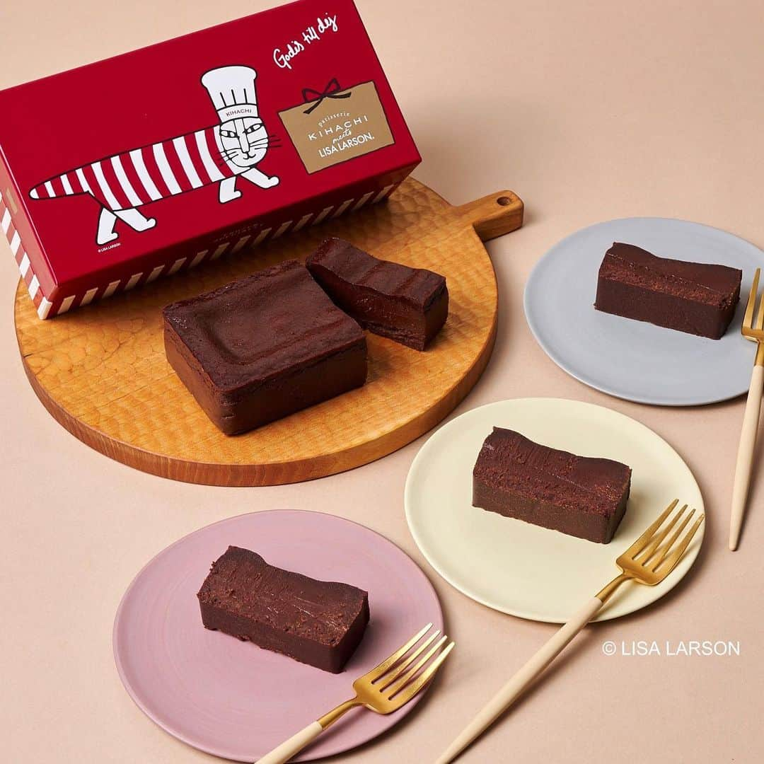 KIHACHI公式Instagramさんのインスタグラム写真 - (KIHACHI公式InstagramInstagram)「【patisserie KIHACHI × Lisa Larson 】　 【販売予告】  レストランのデザートから生まれた「パティスリー キハチ」と、北欧の人気陶芸家「リサ・ラーソン」が今年もコラボレーション！  本日ご紹介するのは、EC限定 キハチ ザ ガトーショコラ Lisa Larson Edition⛄️❤️                                                      チョコレートの香りと、甘み、ほろ苦さが口いっぱいに広がる、濃厚でなめらかなガトーショコラを、限定パッケージでお届けします。 厳選された３種のチョコレートを絶妙な割合でブレンド。小麦粉を一切使用せず、バターとチョコレートを時間をかけて丁寧に混ぜ合わせることで理想のくちどけを実現しました。  画像商品 ■商品名　【EC限定】キハチ ザ ガトーショコラ Lisa Larson Edition                             ■価格　4,500円(税込み) ■発売開始　2023年12月1日・2024年1月1日・2月1日 ※各日朝10時より販売開始　 ※数量限定のため、なくなり次第終了  ■取り扱い店舗  【キハチオンラインショップ】 オフィシャルショップ(自社) 楽天市場店  ‐‐‐‐‐‐‐‐‐‐‐‐‐‐‐‐‐‐‐‐‐‐‐‐‐‐‐‐‐‐‐‐‐‐‐‐‐‐‐  リサ・ラーソン公式 @lisalarsonjp TONKACHI STORE @tonkachi_store  ※トンカチストアでも数量販売します。  ‐‐‐‐‐‐‐‐‐‐‐‐‐‐‐‐‐‐‐‐‐‐‐‐‐‐‐‐‐‐‐‐‐‐‐‐‐‐‐  #KIHACHI #キハチ #パティスリーキハチ #patisserieKIHACHI #KIHACHIONLINESHOP #キハチオンラインショップ #ガトーショコラ #冷凍ケーキ #チョコケーキ #お取り寄せグルメ #LisaLarson #リサラーソン #tonkachi #トンカチ #tonkachistore #トンカチストア #ギフト #暮らしを楽しむ #北欧 #北欧ライフスタイル #キハチmeetsリサラーソン #KIHACHImeetsLisaLarson」11月7日 12時00分 - kihachi_official