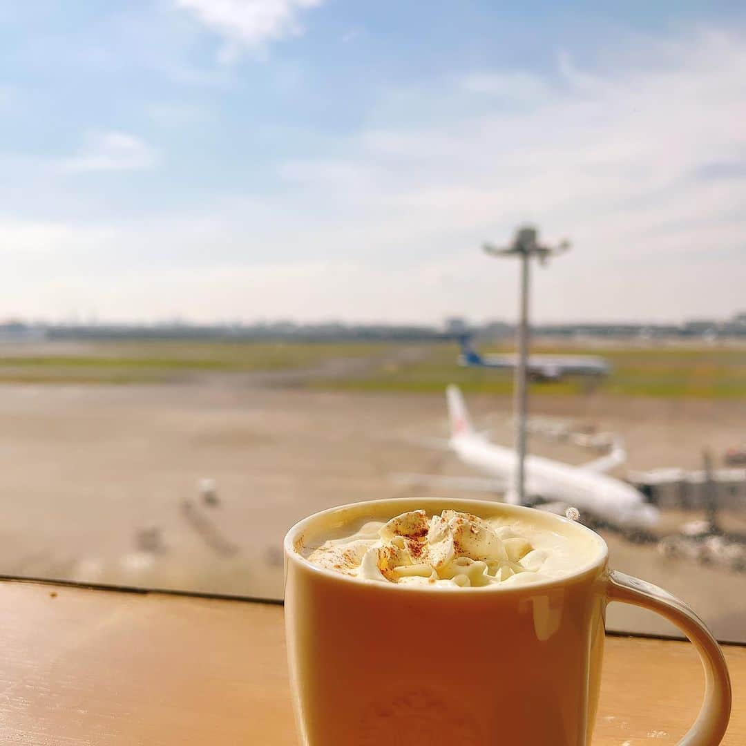 ミズノマリのインスタグラム：「✈️ 飛行機乗るの久しぶりだなぁ。」