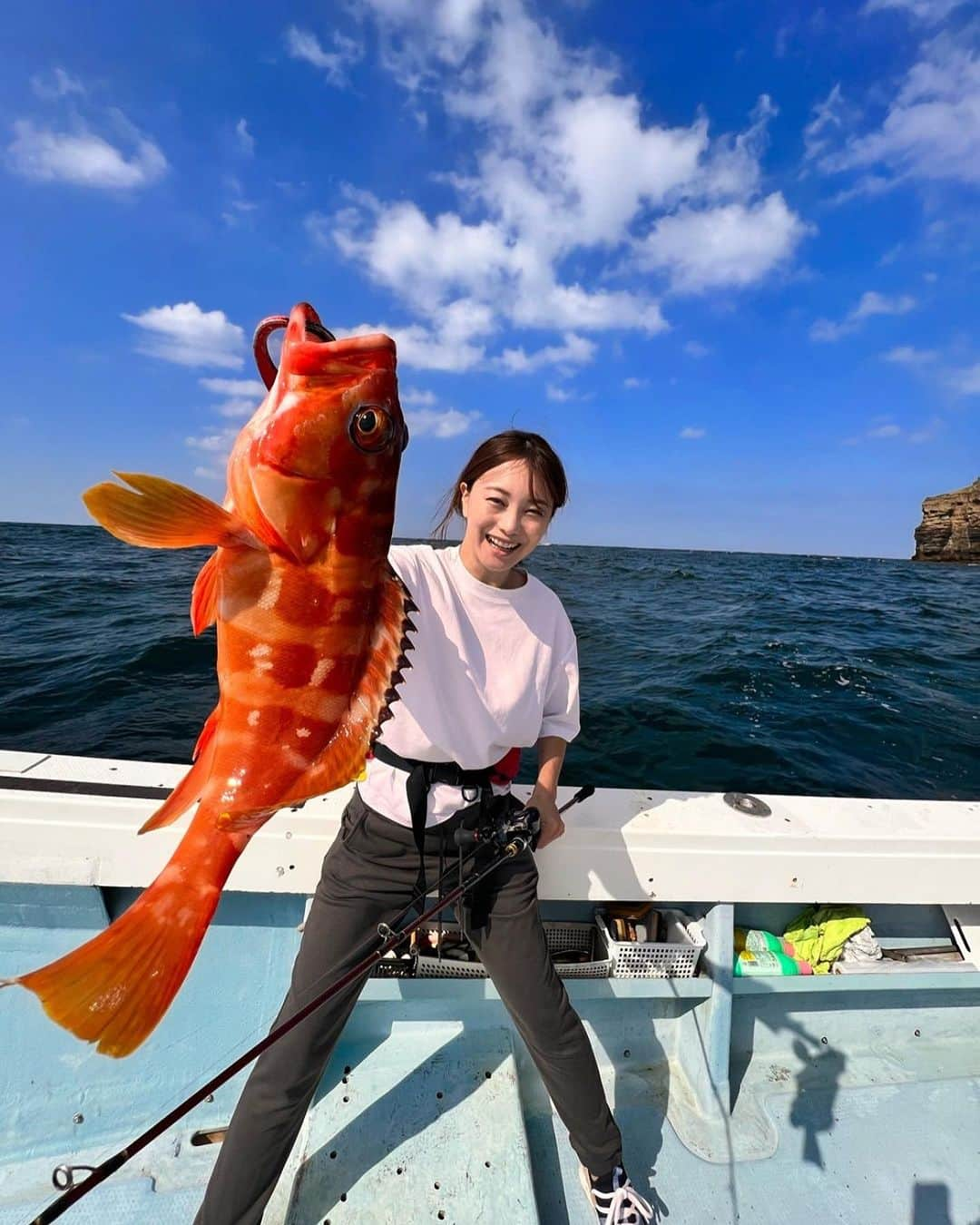 蛯原英里さんのインスタグラム写真 - (蛯原英里Instagram)「壱岐島での2日目は @onepack.iki さんの 船に乗って釣り体験🐟  私も子供達もとっても楽しみにしていました  最初はゆっくりクルージング感覚でしたが 沖に出るにつれて船の揺れも大きくなり 子供達も大はしゃぎ！  ポイントを決めて 船長さんにやり方を教えてもらい let's fishing  真剣にリールを巻きます 結果は、私と娘が見事釣り上げました〜  釣ったお魚は 夕食時にお刺身にして頂きました 会席料理も美味しかったです♡  #onepack.iki #クルージング  #釣り体験  #長崎  #壱岐」11月4日 11時34分 - eriebihara