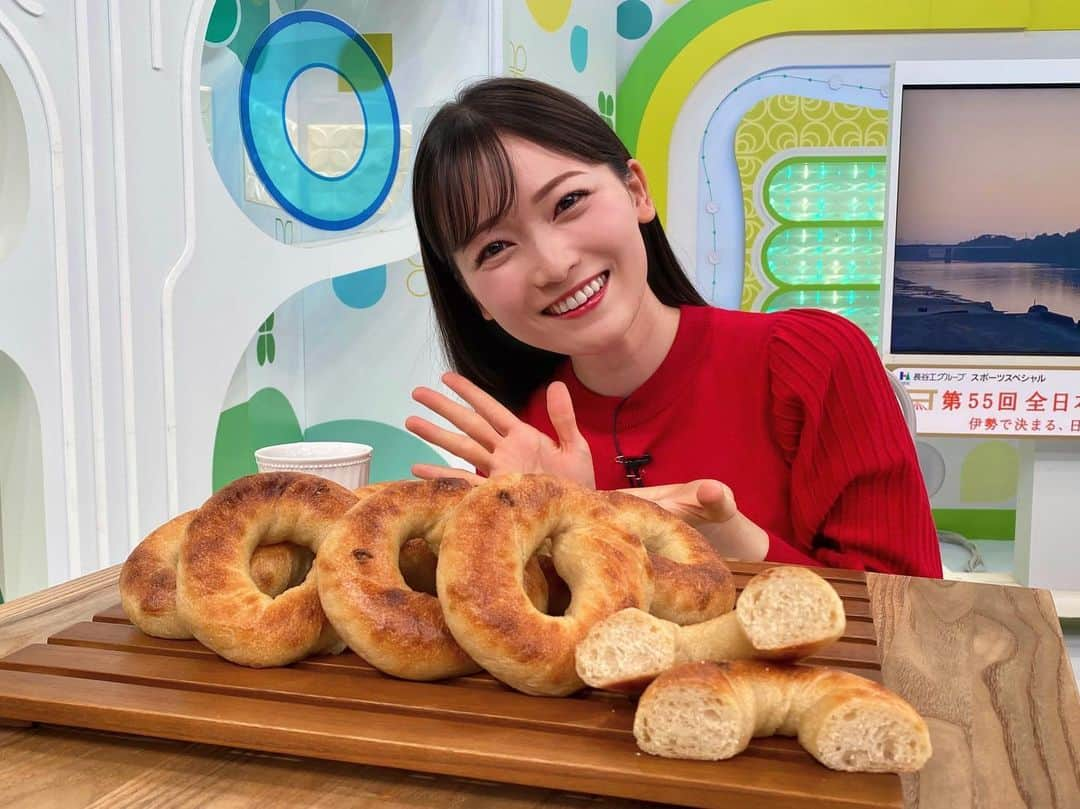 南雲穂波のインスタグラム：「今日の推しパン♩🥯 #ドデスカドようびデス でご紹介したパンはこちら！ ／ 東京都世田谷区「Kepobagels」 ✨和ベーグル プレーン酵母6%✨ ＼ 東海地方のパン屋さんだけでなく、全国からお取り寄せできるパンもご紹介していきます！！ #いい推しの日 ということで思い入れのあるとっておきの推しベーグルを😌  私が中学生の頃から愛してやまない、食感にこだわったベーグルです🫶 皮にはむちっと噛み応えがあって、その中はお餅のようにもっちもち！ 噛むほどに国産小麦の甘みが広がって、天然酵母の風味がふわっと香ります♡  大学受験の時、ここのベーグルを使ったサンドイッチを母がよくお弁当に作ってくれていました. その時のメニューが ①プレーン酵母10%(和ベーグル)にアボカドやサーモン、クリームチーズを挟んだサンドイッチ ②はちみつ全粒粉(ニューヨークベーグル)にベーコンやレタス、チーズを挟んだサンドイッチ ③たっぷりの野菜とモッツァレラチーズが入ったスープを保温ジャーに入れて☻ 模試も含め試験のたびに何度も作ってもらった3点セット、1枚くらい写真を撮っておけばよかった。。 試験会場でのお昼休み、つかの間のリラックスタイムに食べて元気を出していた思い出の味です.  ケポさんの代表作といえば、和ベーグルプレーン酵母6%なのですが、酵母10%の方が柔らかいのでサンドイッチ向きです🥪 北米産の小麦とイーストを使用した、皮バリッ中しっとりなニューヨークベーグルとぜひ食べ比べてみてください.  ウェブショップでの通信販売は今月中に再開予定だそう！ 色んなフレーバーをおまかせで入れてくれるお楽しみセットもおすすめです✌︎  #パンシェルジュ南雲 #メーテレアナウンサー #南雲穂波 #なぐもぐもぐ #ドようびのパンデス」