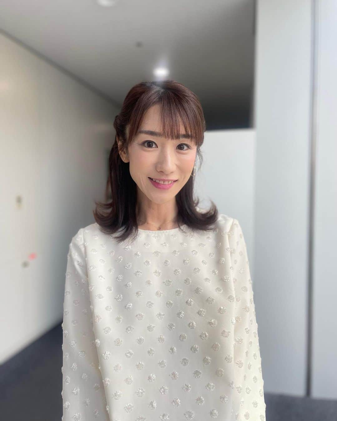 堂真理子さんのインスタグラム写真 - (堂真理子Instagram)「昨日の「ワイド！スクランブル」の衣装は、 ☆ブラウス,スカート… #ノーリーズ ☆アクセサリー… #starjewelry  でした👗✨ チュールのスカートが素敵でした☺️  今日も暖かく穏やかな一日ですね☀️   #大下容子ワイドスクランブル #ワイドスクランブル  #ニュース #堂真理子 #テレビ朝日 #アナウンサー」11月4日 11時37分 - mariko_do