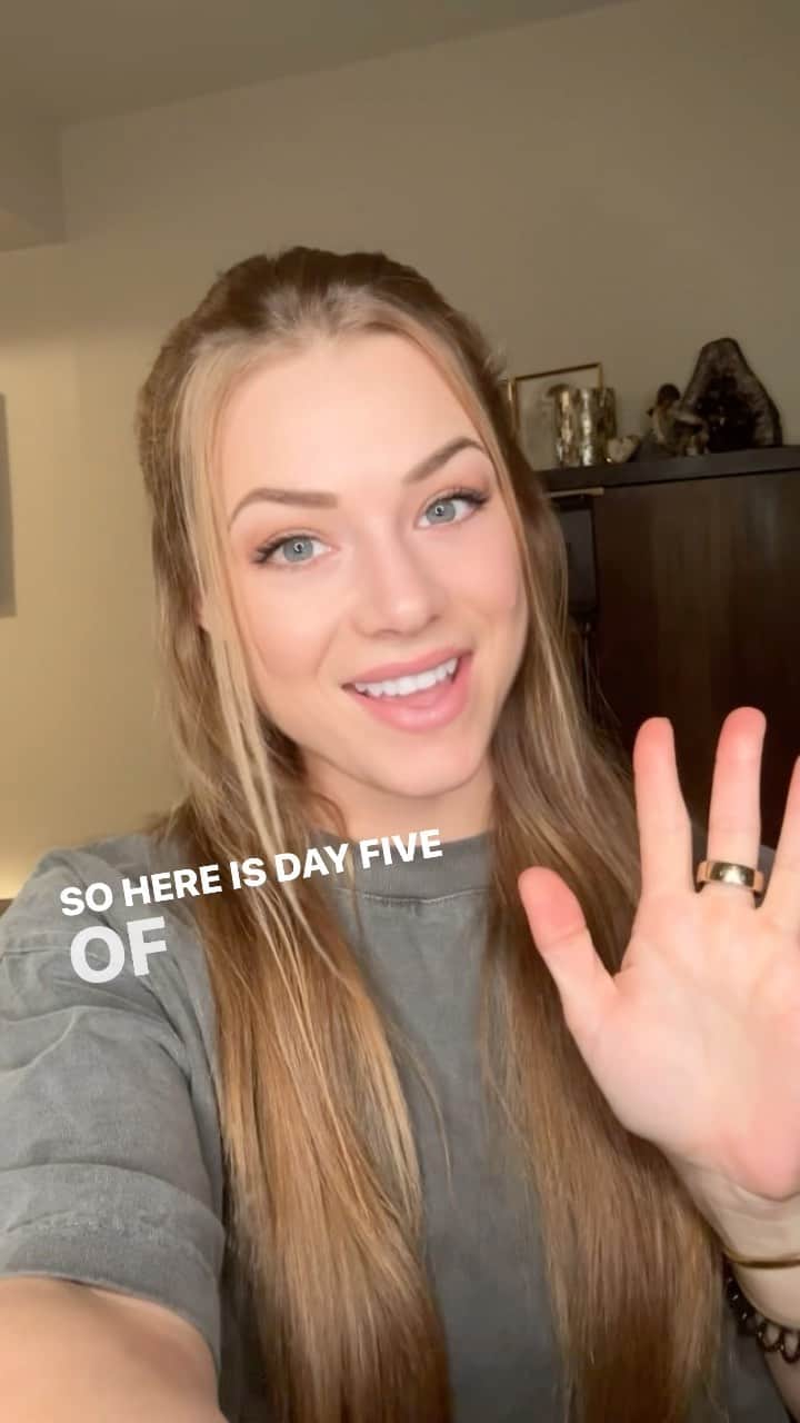 のインスタグラム：「DAY 5!! #🫶🏼 I am. This is a challenge….  I am bestowing on myself to inspire authenticity, and share my routines and choices that I make in my life I work daily on maintaining a healthy mind, body and spirit, and choose to lead with the pleasure principle of doing what makes me happy. ❤️ I’m doing a series of videos, one every day where I will share my healthy life choices that make up who I am. Who I am and how I live, my life is truly a lifestyle.  ☝️ on each video I’ll be answering the questions:  •WHO AM I? • WHAT DO I DO?  🎬 I’m only allowing myself one take- Being as raw as possible, and sharing when I am inspired through my daily activities and feelings.  🙏🏼 I want to lead by example and inspire people to be authentic. I am showing that it is safe to be your authentic self and to like what you like to not like what you don’t like them to be OK with that. No to people are exactly alike and that is a super power. Not something to hide or be ashamed of. #youareloved #embraceyourself   COMMENT BELOW IF YOU HAVE ANY QUESTIONS ABOUT QI GONG OR DO IT YOURSELF!!!! 💋  #Beyou #beyourself #inspire #healthylifestyle #mindset #iamalifestyle #mentalhealth #positivevibes #positivitytime #iam #motivator #manifestor #selflove #humanity #me #selfempowerment」
