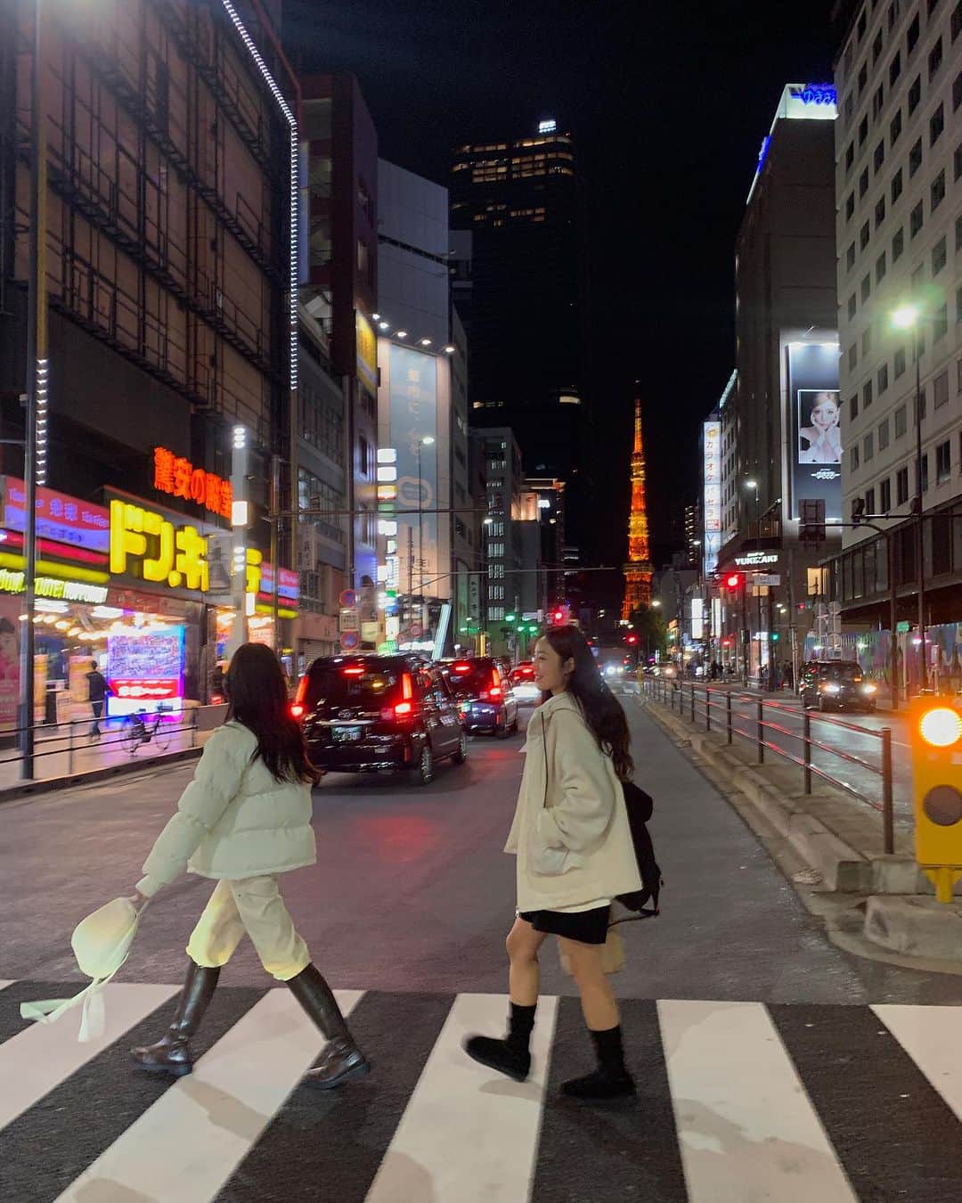 HOTPING公式アカウントさんのインスタグラム写真 - (HOTPING公式アカウントInstagram)「個人的に東京タワーは夜のほうが魅力的だと思ったんですが 皆さんはどう思われますかぁ？🗼🌃  このときユジンちゃん＆ソヨンちゃんのボア+ペディンのコーデ、 可愛すぎじゃないですか？？🐑🤍  ユジンちゃんが着ているボアジャンパーとインナーは本日アップデートされました📢 🏷キルティング裏地ボアフードジャンパー 🏷ルーズフィットワッフル長袖Tシャツ  新作20％OFFのうちにゲットしてください～😁❣  #japan #tokyo #日本 #東京 #日本旅行 #東京タワー #hotping日本撮影 #ボアコーデ #ボアジャケット #韓国ペディン  #秋コーデ #冬コーデ #新作 #韓国通販サイト #韓国ブランド #韓国ファッション #韓国コーデ #カジュアル #カジュアルコーデ #シンプルコーデ #体型カバー #hotping #ホットピング #fashion #dailylook #ootd #일본 #도쿄」11月4日 11時45分 - hotping_japan