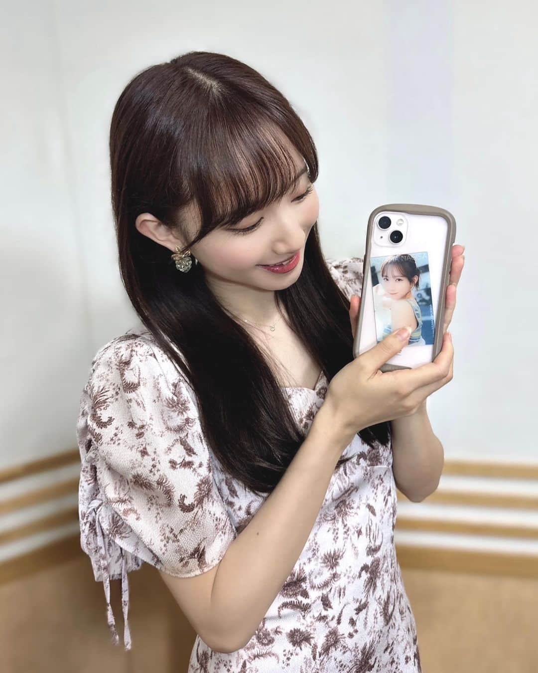青山なぎさのインスタグラム：「#週刊プレイボーイ  42&43号、44号、46号(デジタル版は除く)についている「応募シート」に記入しハガキでご応募いただくと、全員に特製グッズをプレゼントしちゃいます🎊  締切まであと少し！！⚠️(11/6当日消印有効)  特製アクリルカード3枚セットぜひゲットしてね🎁 スマホケースに入れてみた〜😚 #週プレ #応募者全員プレゼント」