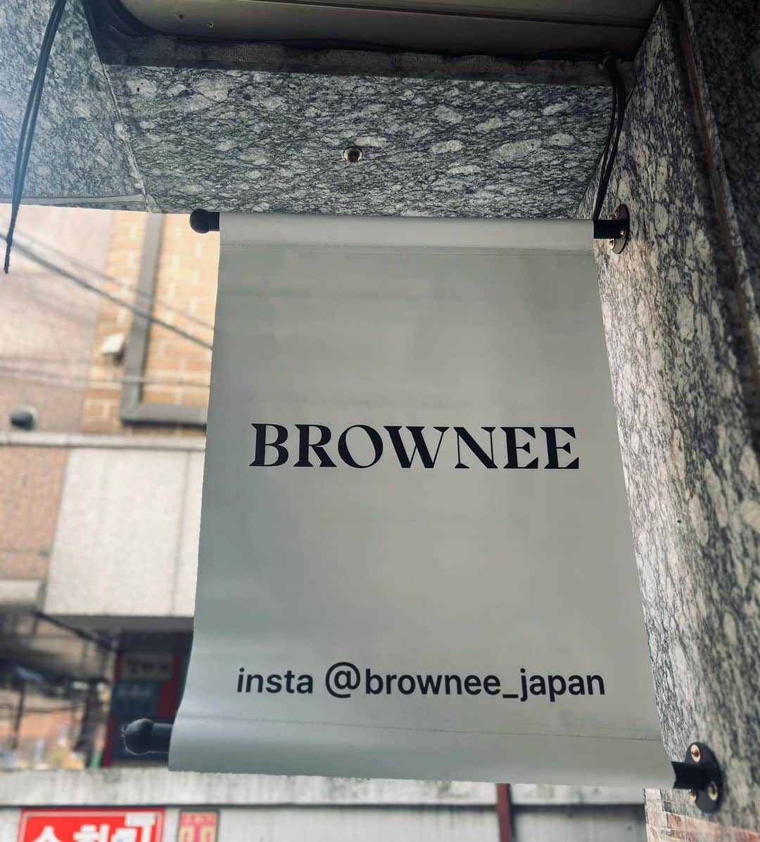 中村かなさんのインスタグラム写真 - (中村かなInstagram)「🇰🇷韓国美容レポ②📝  今回韓国で受けた美容施術で1番お気に入りな 眉毛のアートメイク♡ 1.2枚目はちょうど1週間経った写真です♡  ノンヒョン駅やカンナム駅から近くの 【 @brownee_japan 】さん  ☑︎日本人のインフルエンサーたちも多数来店 ☑︎日本語の通訳が常駐 ☑︎カウンセリングも丁寧で安心 ☑︎院長は10年以上の経歴をもつベテランさん ☑︎早くて上手！  いいとこばかりで🥹 初めてのアートメイクは大満足の仕上がりでした♡ 私は眉毛の左右差があり いつも上手に眉毛が書けなかったので… ほんとにやってよかった❣️🥹 心配だった痛みは、全くなし❣️ 麻酔もしっかり塗ってくださるし あっという間に終わります  ちなみに一緒に行ったあゆちゃんは ヘアラインのアートメイクをしていたけど とってもナチュラルな仕上がりでした✨ 次はリップが気になってます💋  私たち以外のお客様も みんな日本人であっという間に終わるので お友達同士で行っても大丈夫✨ オススメしかないサロンです♡  ￣￣￣￣￣￣￣￣￣￣￣￣￣￣￣￣￣  【 かなのインスタ見た 】 で１万ウォン割引にしてくださいます✨  もともとお値打ちなのに🥹 さらにお🉐になるので、みなさん使ってくださいね♡  ▪️予約は @browee_japan さんプロフィールのLINEからどうぞ  ￣￣￣￣￣￣￣￣￣￣￣￣￣￣￣￣  #アートメイク #アートメイク眉 #アートメイク眉毛 #アートメイクリップ #アートメイクアイライン #アートメイクスクール #アートメイク韓国 #アートメイク唇 #アートメイクヘアライン #ニップル #アートメイクヘアー #アートメイクヘアーライン #アートメイクsmp #smp #アートメイクニップル #アートメイク頭皮 #薄毛 #M字 #江南 #江南区 #美容#渡韓#韓国#韓国美容#韓国クリニック #韓国観光 #ソウル旅行 #韓国クリニック#韓国情報 #渡韓記録」11月4日 11時59分 - k777pime