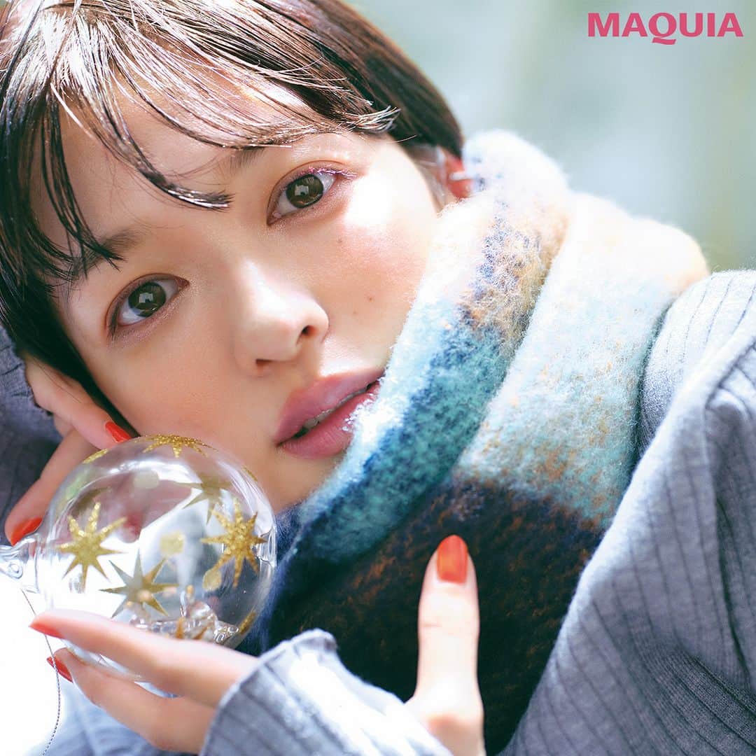 のインスタグラム：「自分らしさを格上げするXmasメイク🎄💄  お出かけしたくなるホリデーシーズン✨限定アイテムでもっと可愛くなる秘策をイガリさんが指南☝️  ＜HOW TO MAKEUP＞ ⭐️EYE アイホール全体にA-aを広げたら、目頭のくの字部分と下まぶたの目尻側2/3にA-bを。上まつ毛の根元からたっぷりとBを塗る。  ⭐️CHEEK&FACE  顔全体にCを薄くフィットさせる。Dを指に取り、頬の中央にジグザグとのせたら、内から外へ円を描くように広げる。  ⭐️LIP  Eで唇のくすみを払拭してからFを重ねる。上唇の山はあえてぼかし、無防備な表情を演出。  A：瞳をさりげなく際立てる。ザ アイシャドウ パレット 105［ホリデー アディクション サイレント ウィッシュ Ⅱ］ ￥8580／アディクション ビューティ（限定品） B：抜け感のあるモーヴ。ヴィセ カラーアクセント マスカラ PU100 ¥1540（編集部調べ）／コーセー（11月16日限定発売） C：肌の透明感を格上げ。トランスルーセント セッティングパウダー ウィンターダズル エディション 02［ウィンターダズル コレクション］ ￥8250／コスメデコルテ（11月1日限定発売） D：どんなメイクにもマッチするオレンジ。デューイー リクイド ブラッシュ 102［メイクアップ キット 星冴］ ￥11000／SUQQU（11月2日限定発売） E：素の唇になりすます。スターライト パワーマット リップスティック 112 ￥4840／NARS JAPAN（10月27日限定発売） F：くすみなく発色。リクイド リップカラー EX-06 ￥4180／RMK Division（11月2日限定発売） G：鮮やかな夕焼けカラー。ザ ネイルポリッシュ + “アンノウン ファミリア” 103P ￥2420／アディクション ビューティ（10月27日限定発売）  ────────────────────── 🙋‍♀️「もっと詳しく知りたい!!」という方はMAQUIA12月号 ＆マキアオンラインをチェックしてみて💡  #アディクション #ヴィセ #コスメデコルテ #スック #RMK #NARS  #クリスマスコフレ #クリスマスコフレ2023 #ホリデー #ホリデーコレクション #ホリデーコレクション2023 #マキア #maquia  📚MAQUIA12月号「冬の街が楽しくなるホリデーメイク」より」